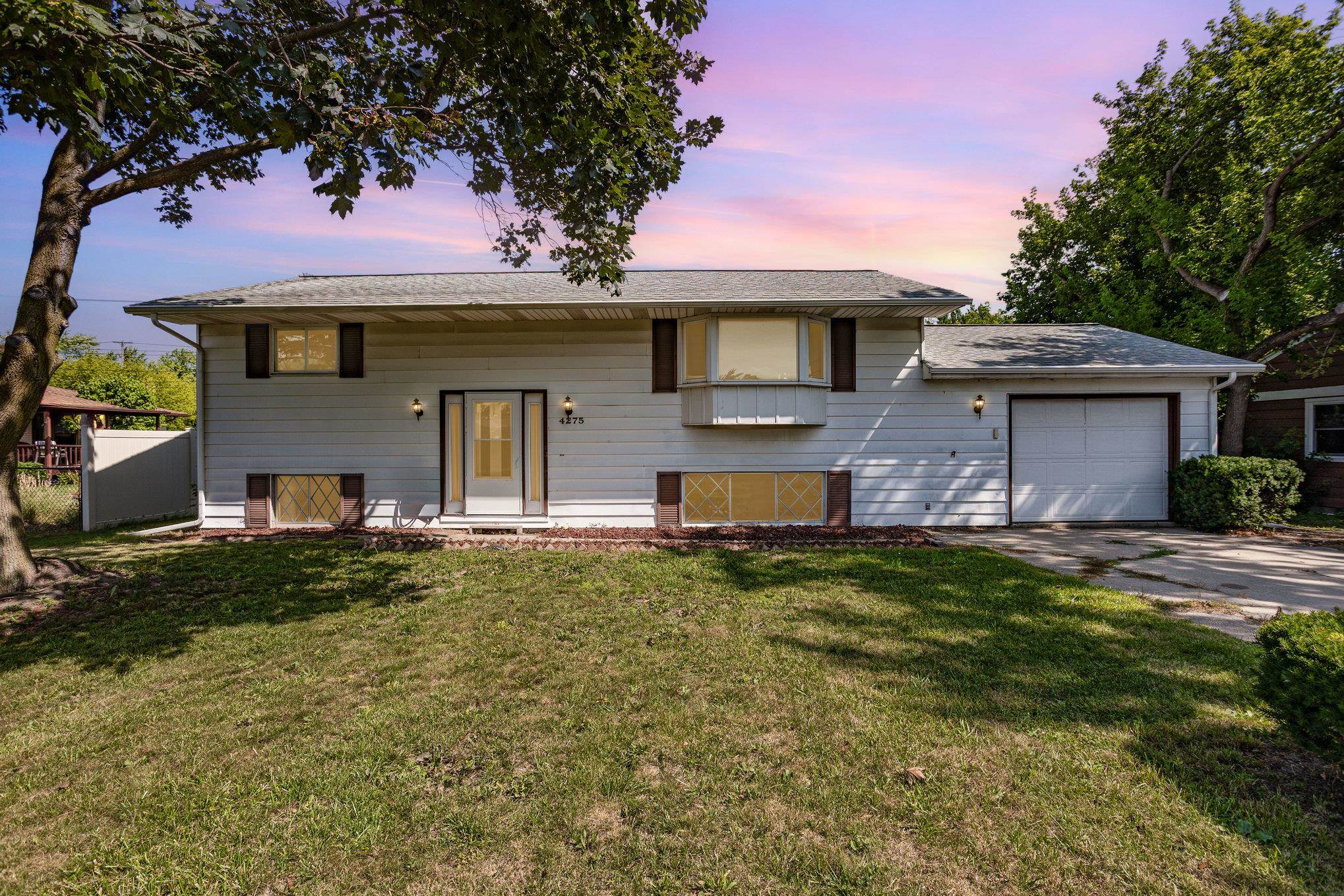 4275 Hushen Drive Property Photo 1