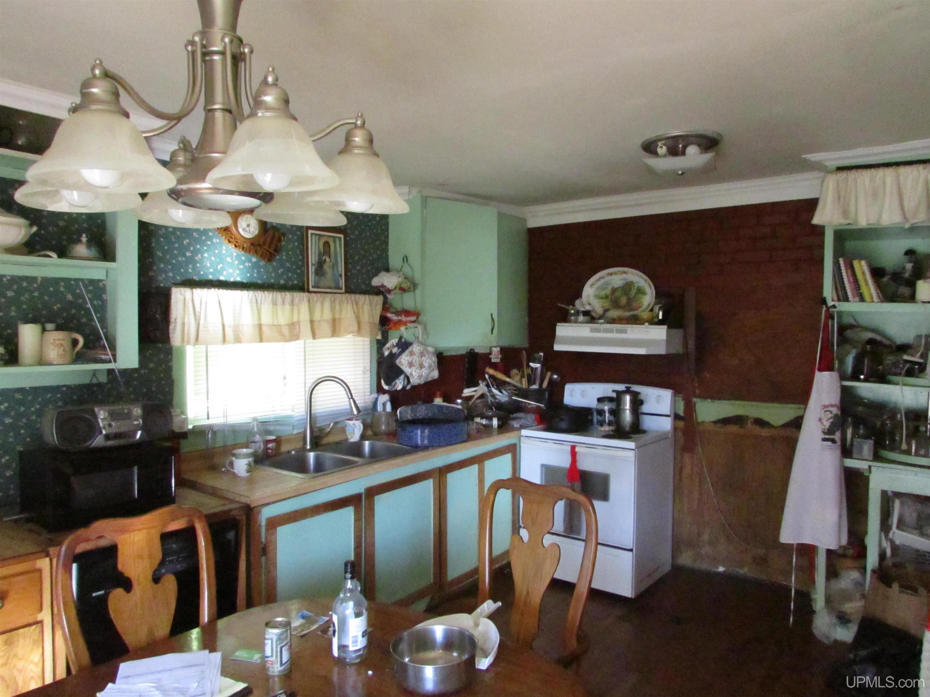 921 W Superior Street Property Photo 6