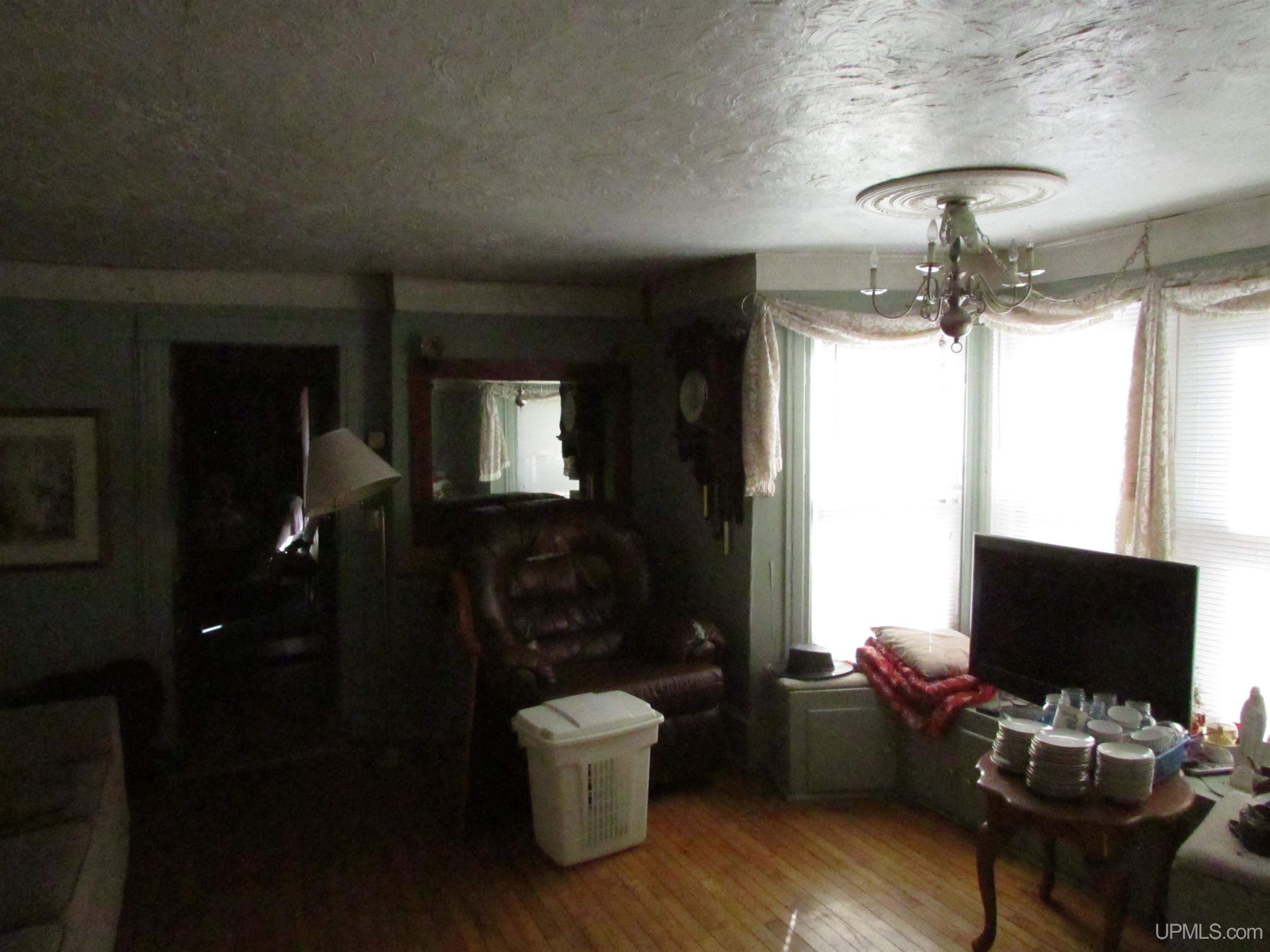 921 W Superior Street Property Photo 8