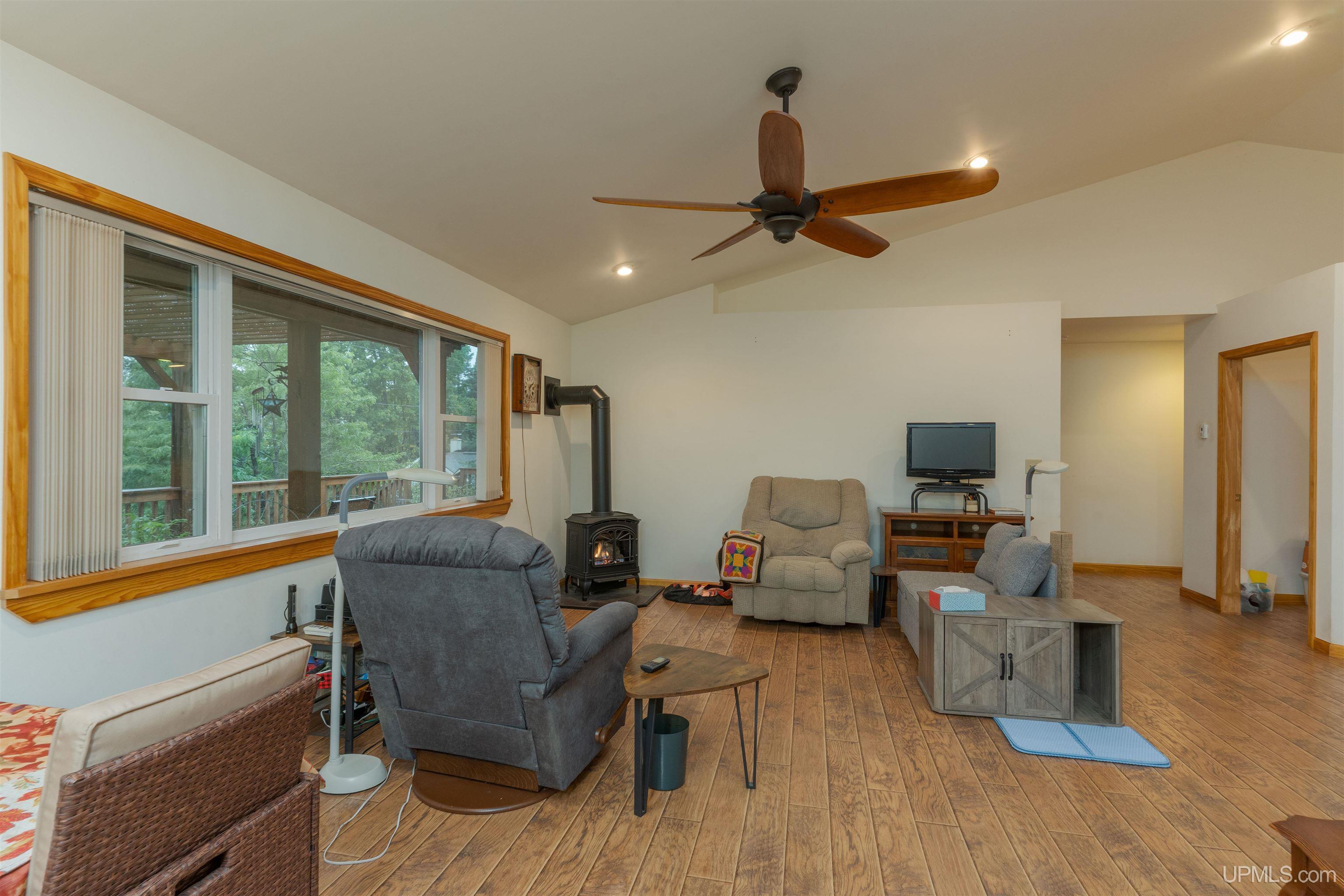 511 3rd Street Property Photo 4