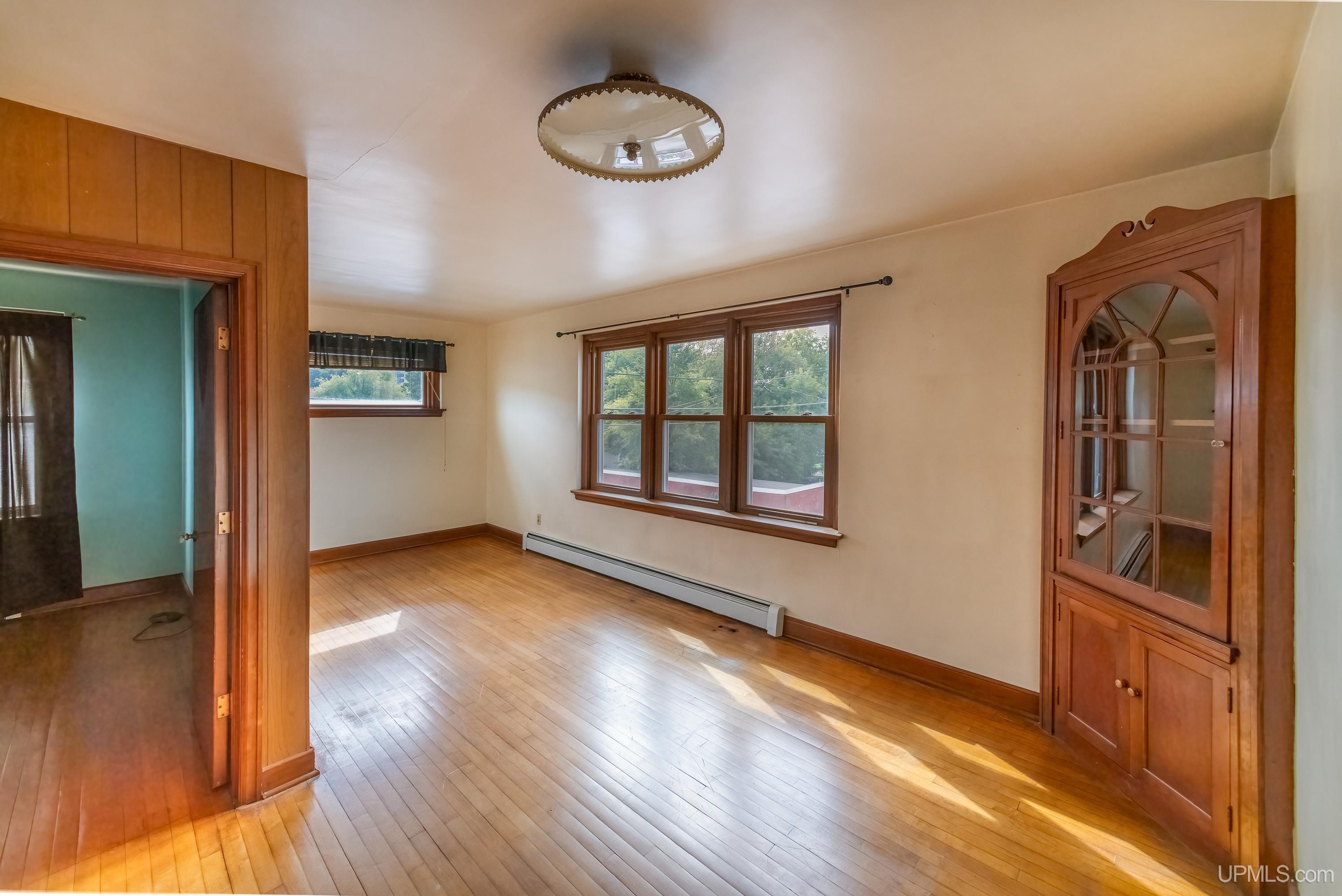 200 E Division Street Property Photo 8