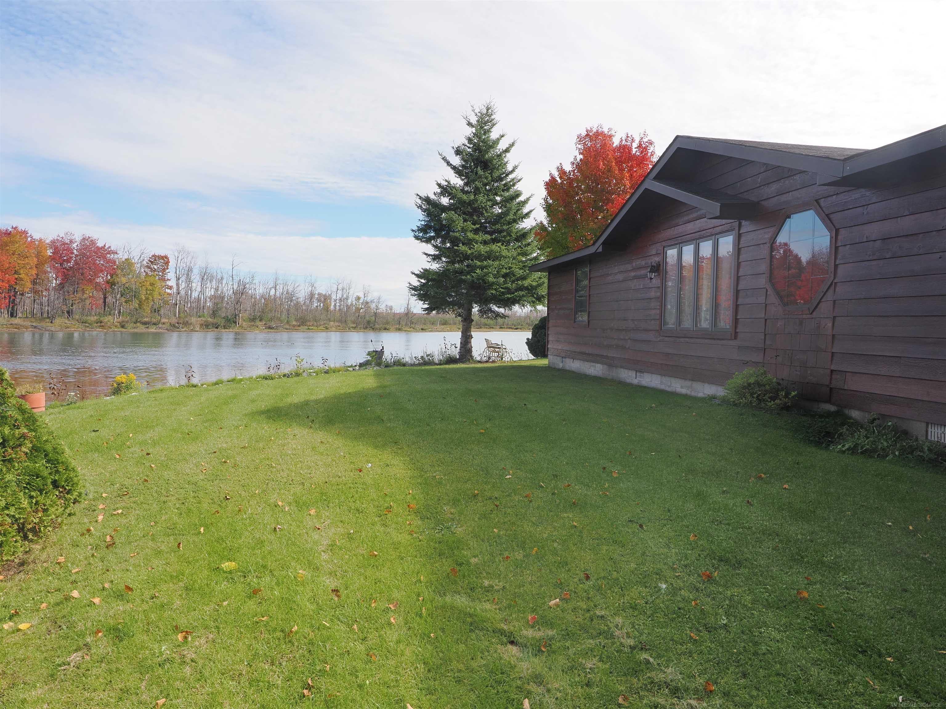 2039 S Riverside Drive Property Photo 3