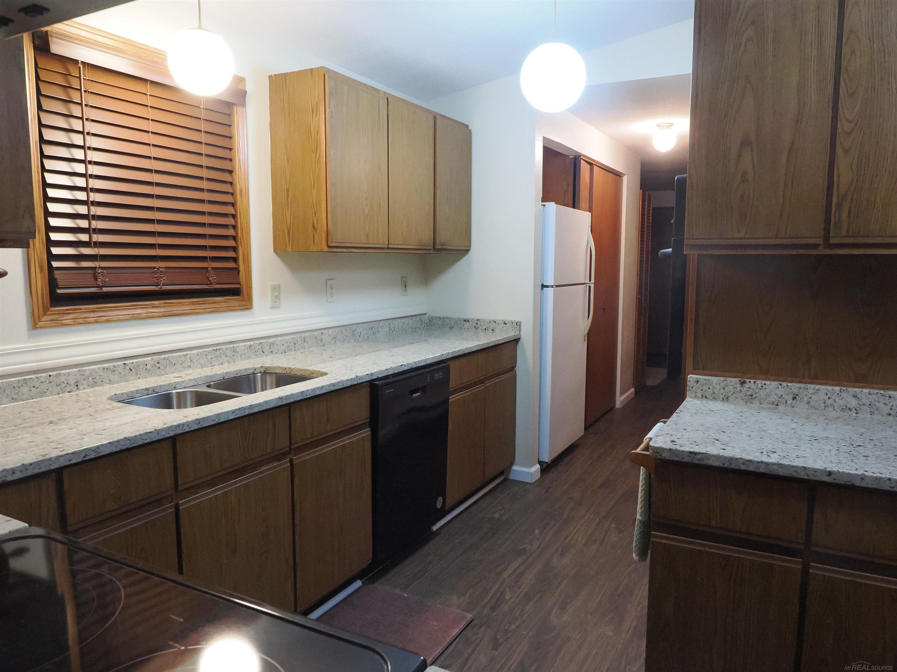 2039 S Riverside Drive Property Photo 9