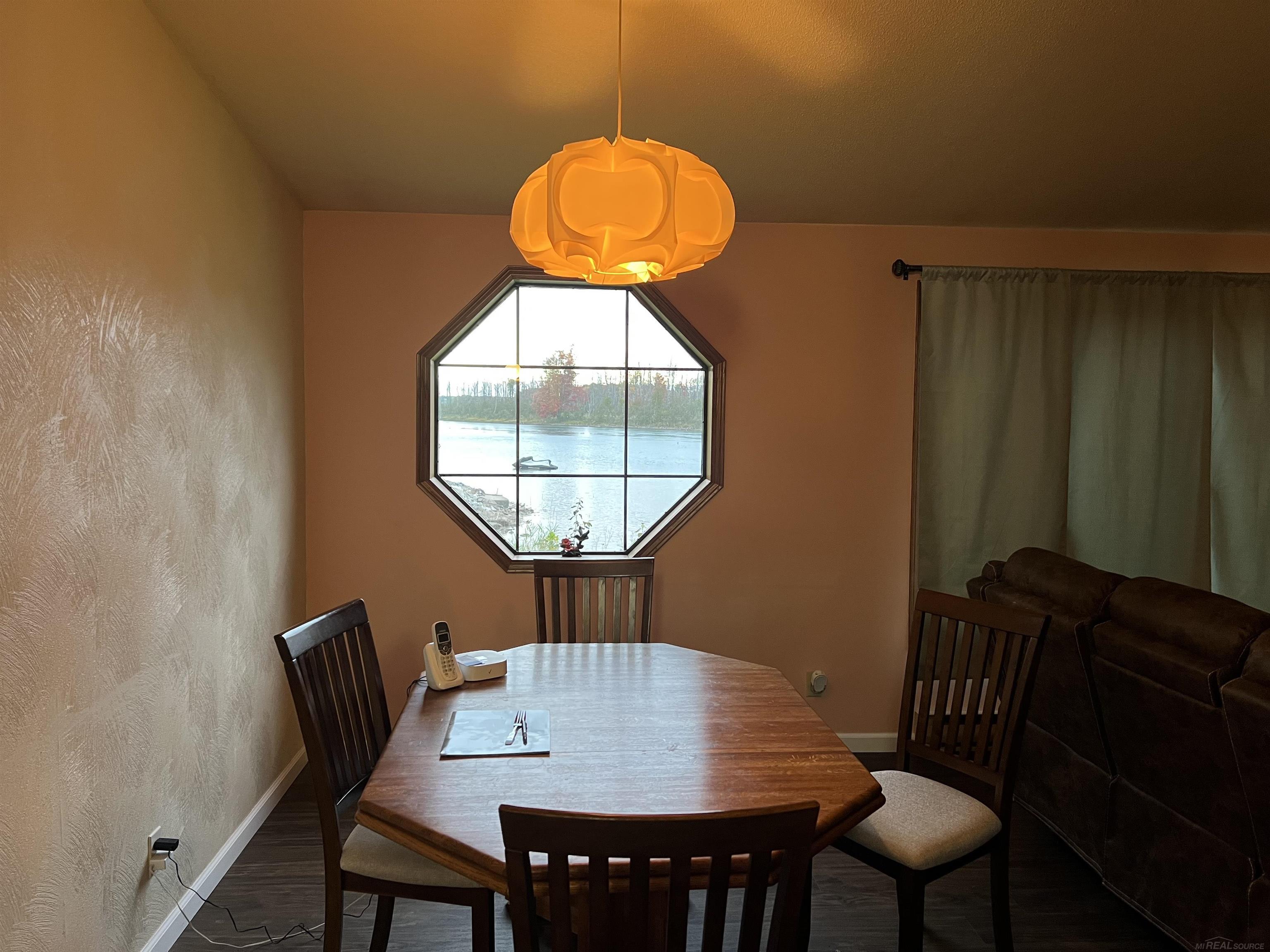 2039 S Riverside Drive Property Photo 11
