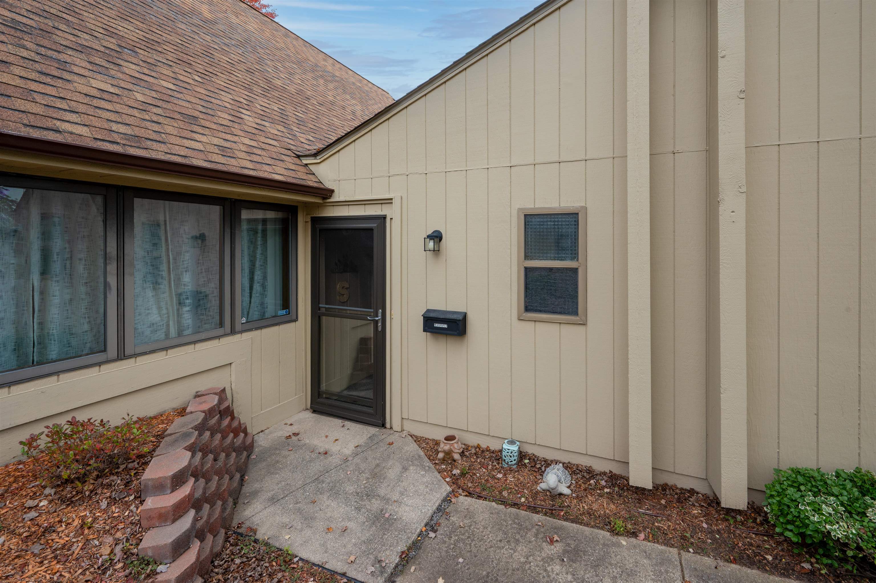 5010 Universal Drive Property Photo 3