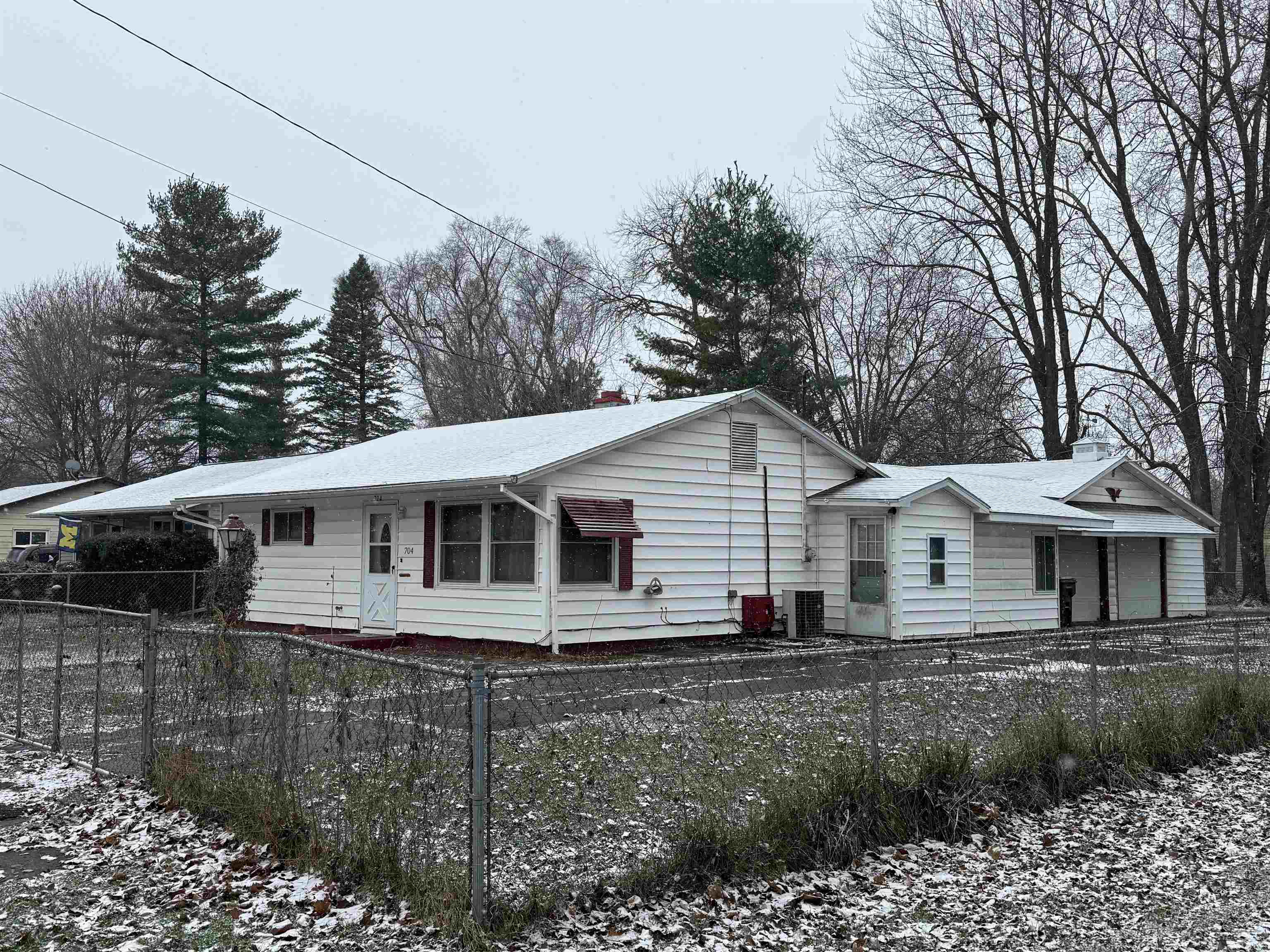 704 Isham Street Property Photo 1