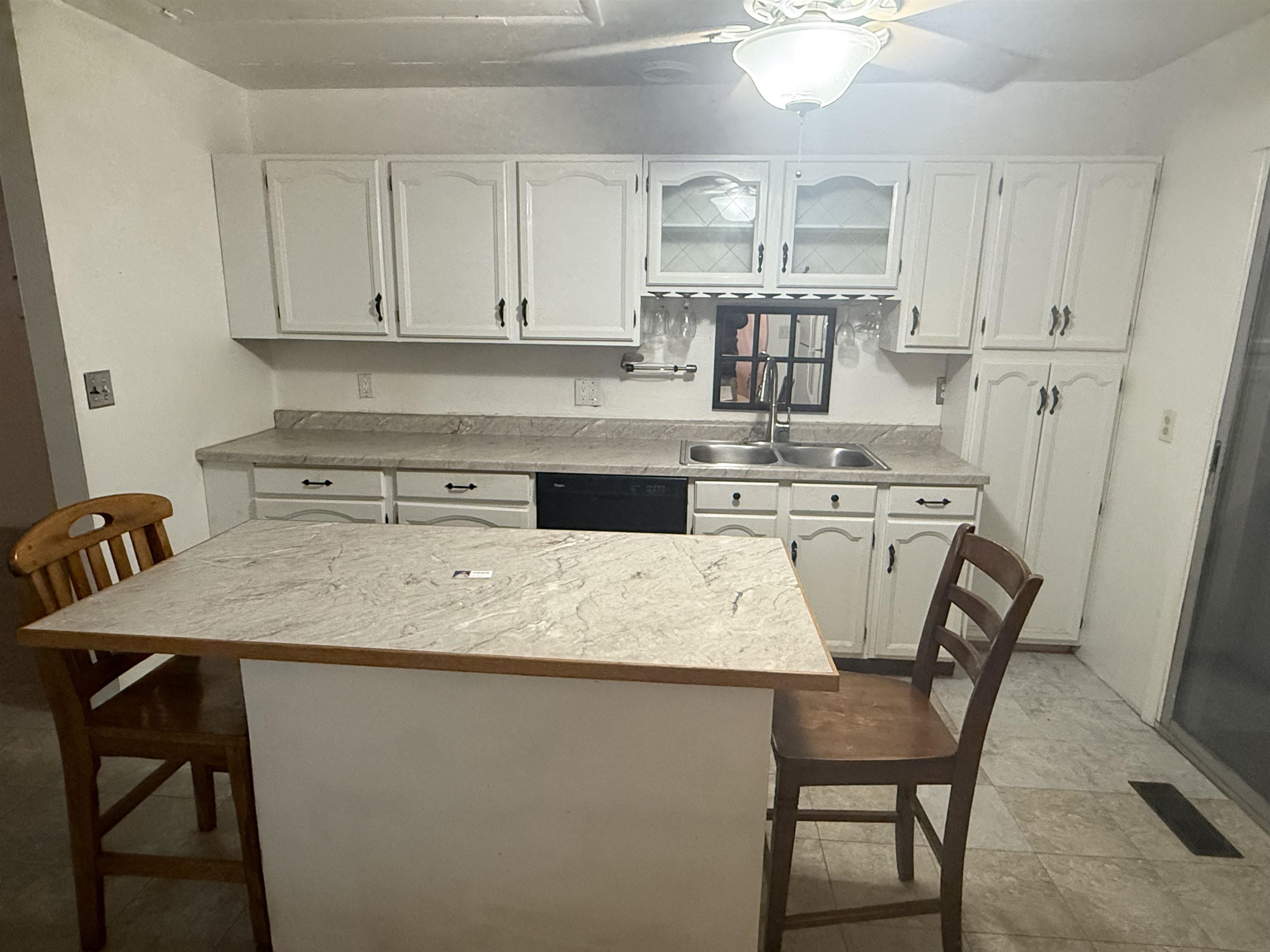 704 Isham Street Property Photo 4
