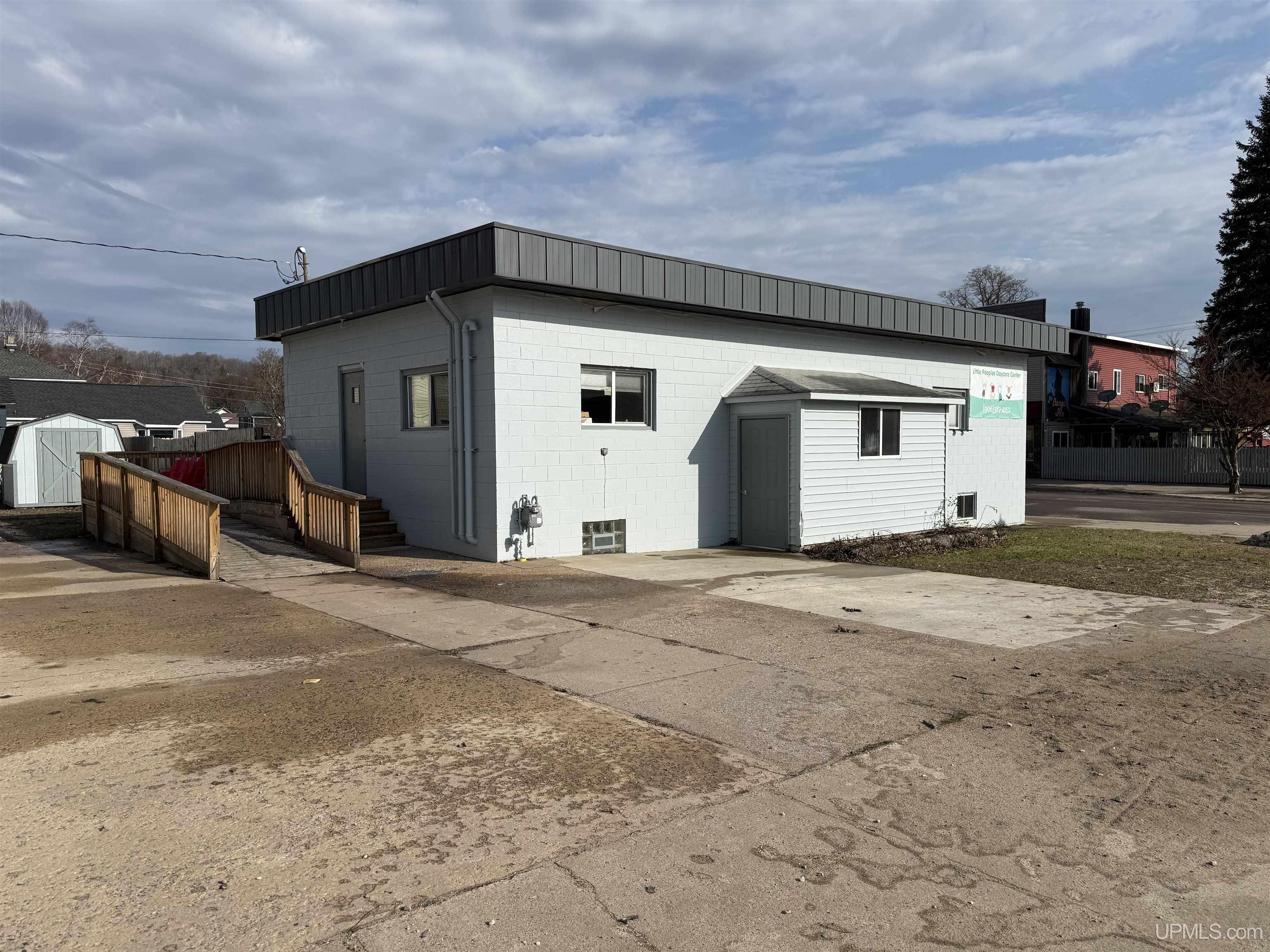 201 W Superior Street Property Photo 1