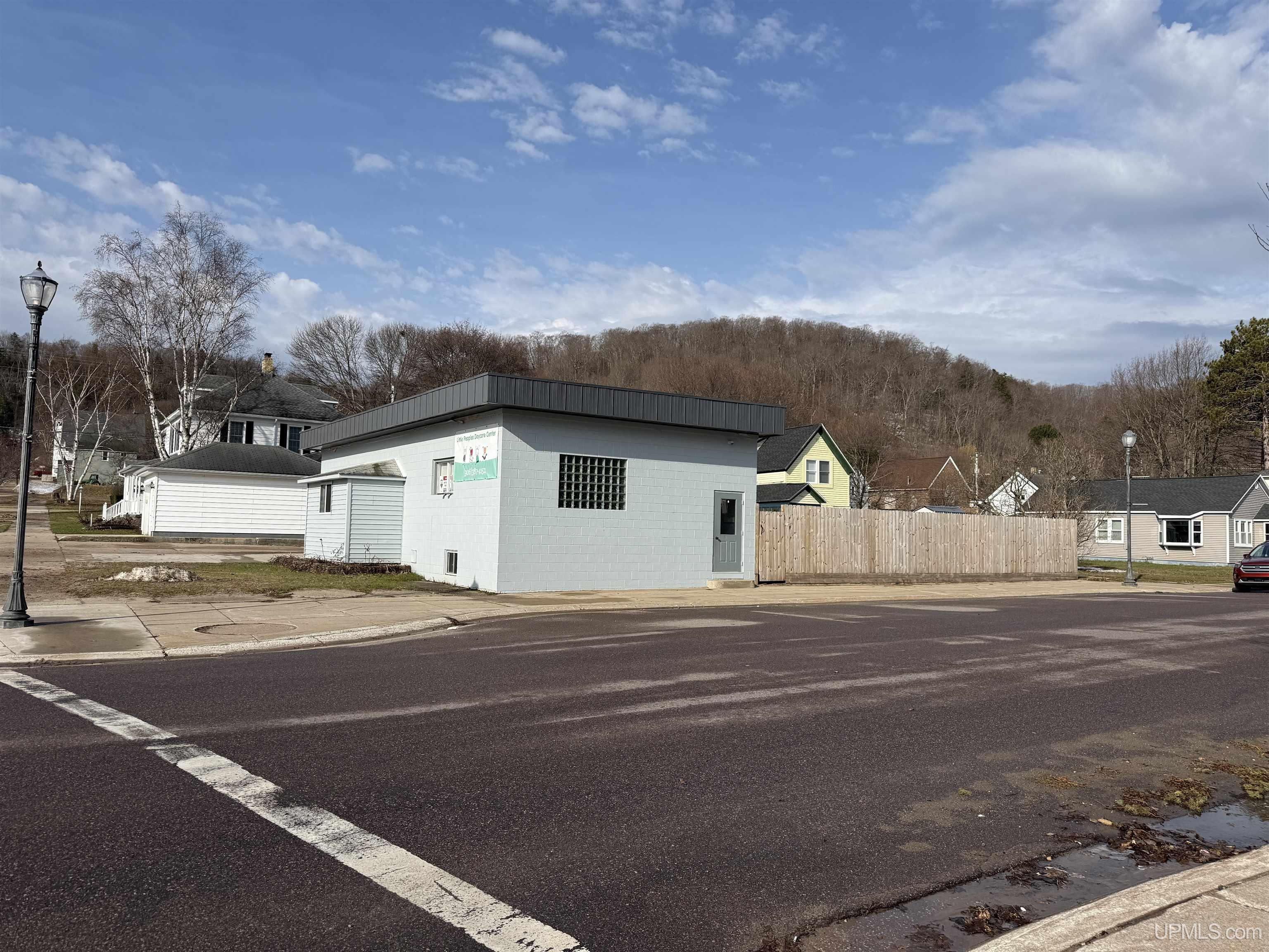 201 W Superior Street Property Photo 2