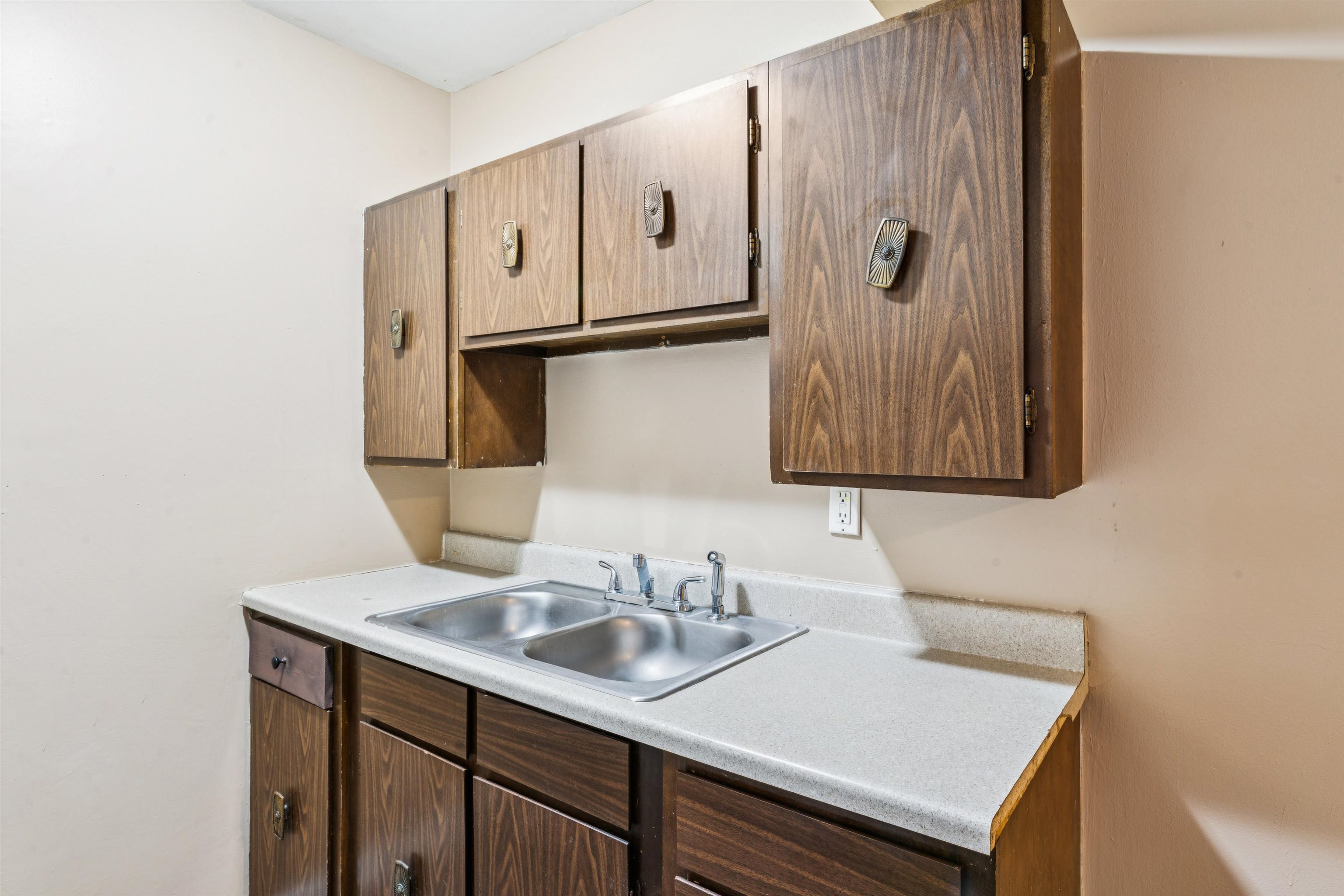 828 North Apt. #11 Street Property Photo 2