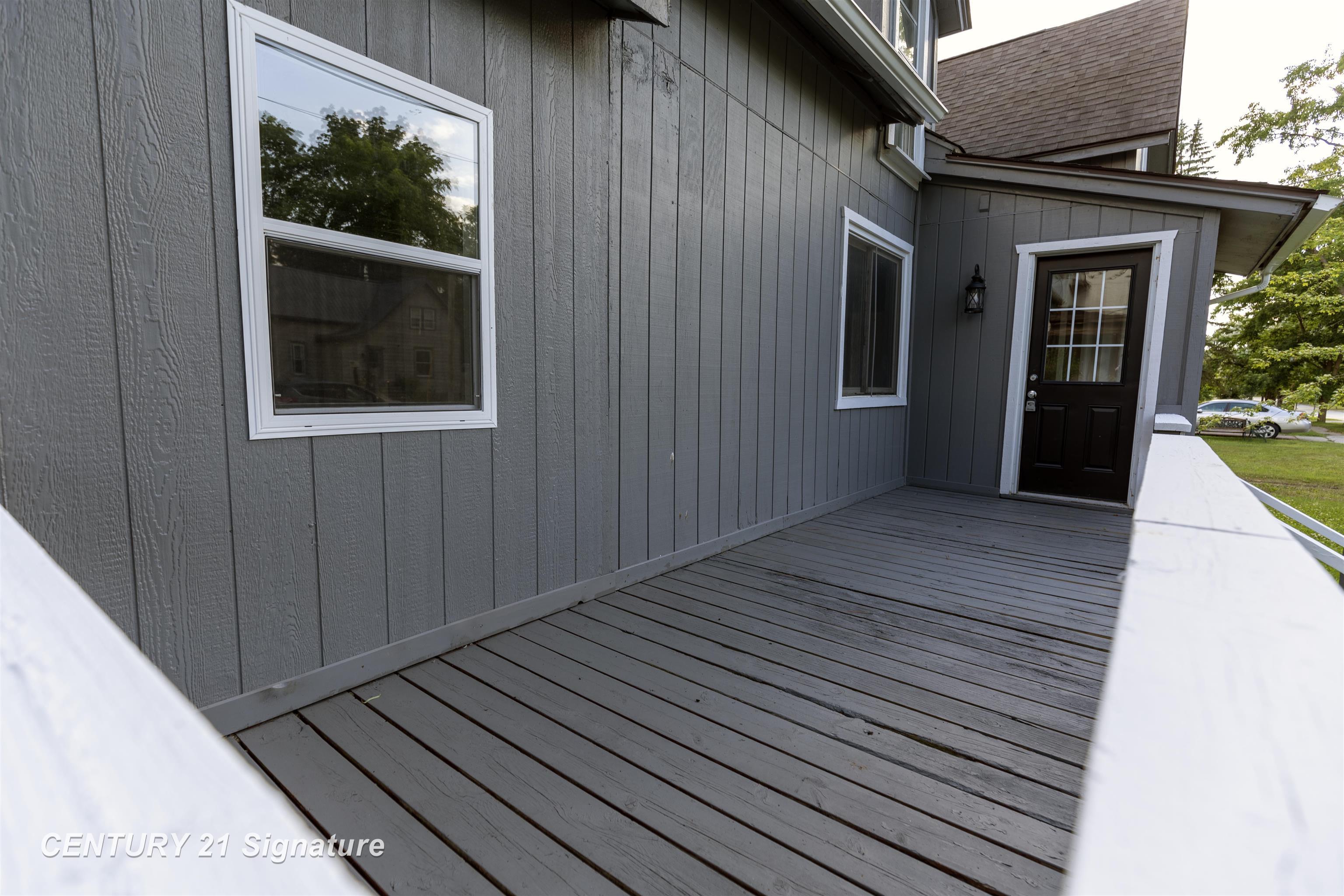 611 W 2nd Street Property Photo 4