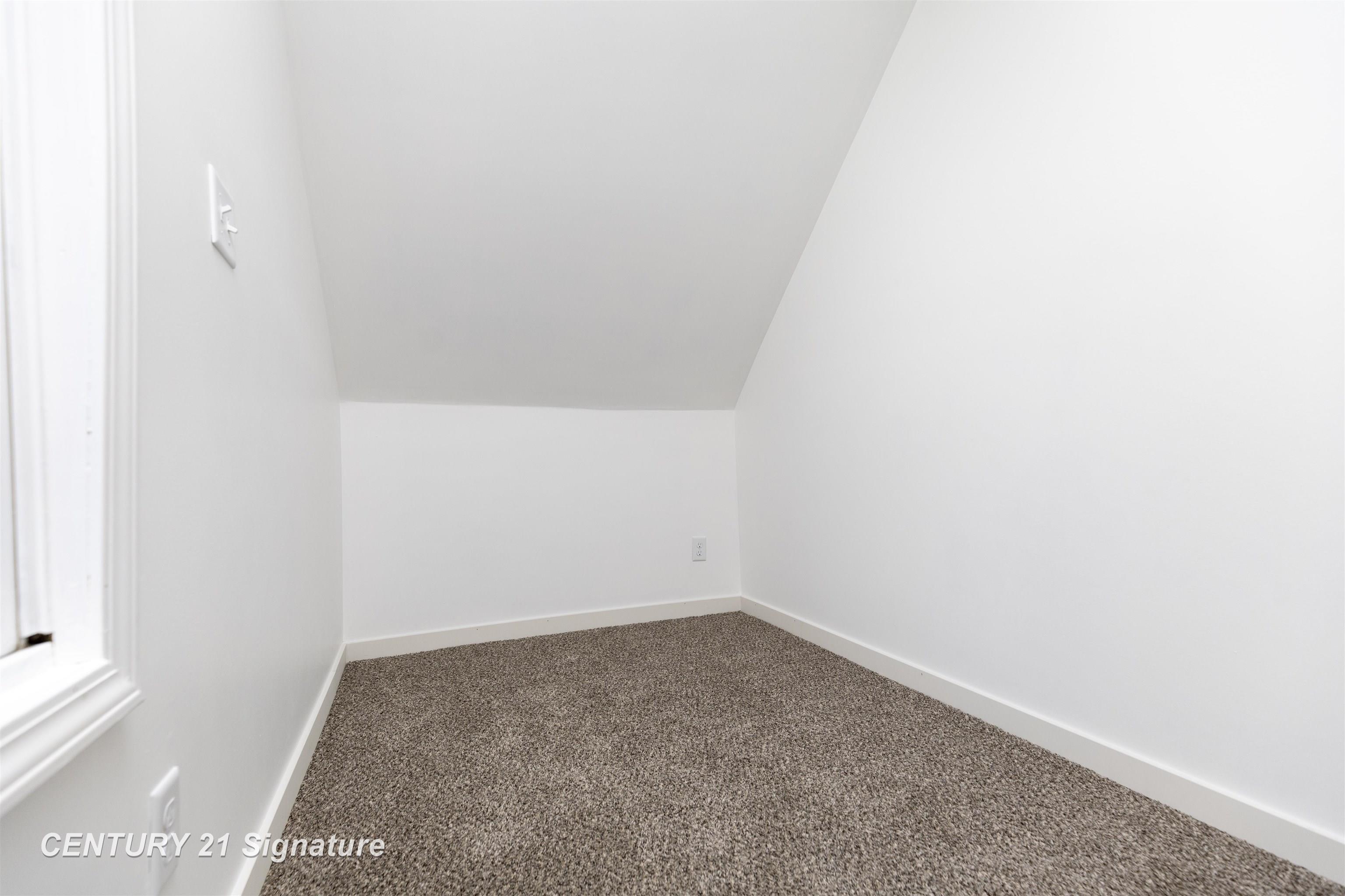 611 W 2nd Street Property Photo 26