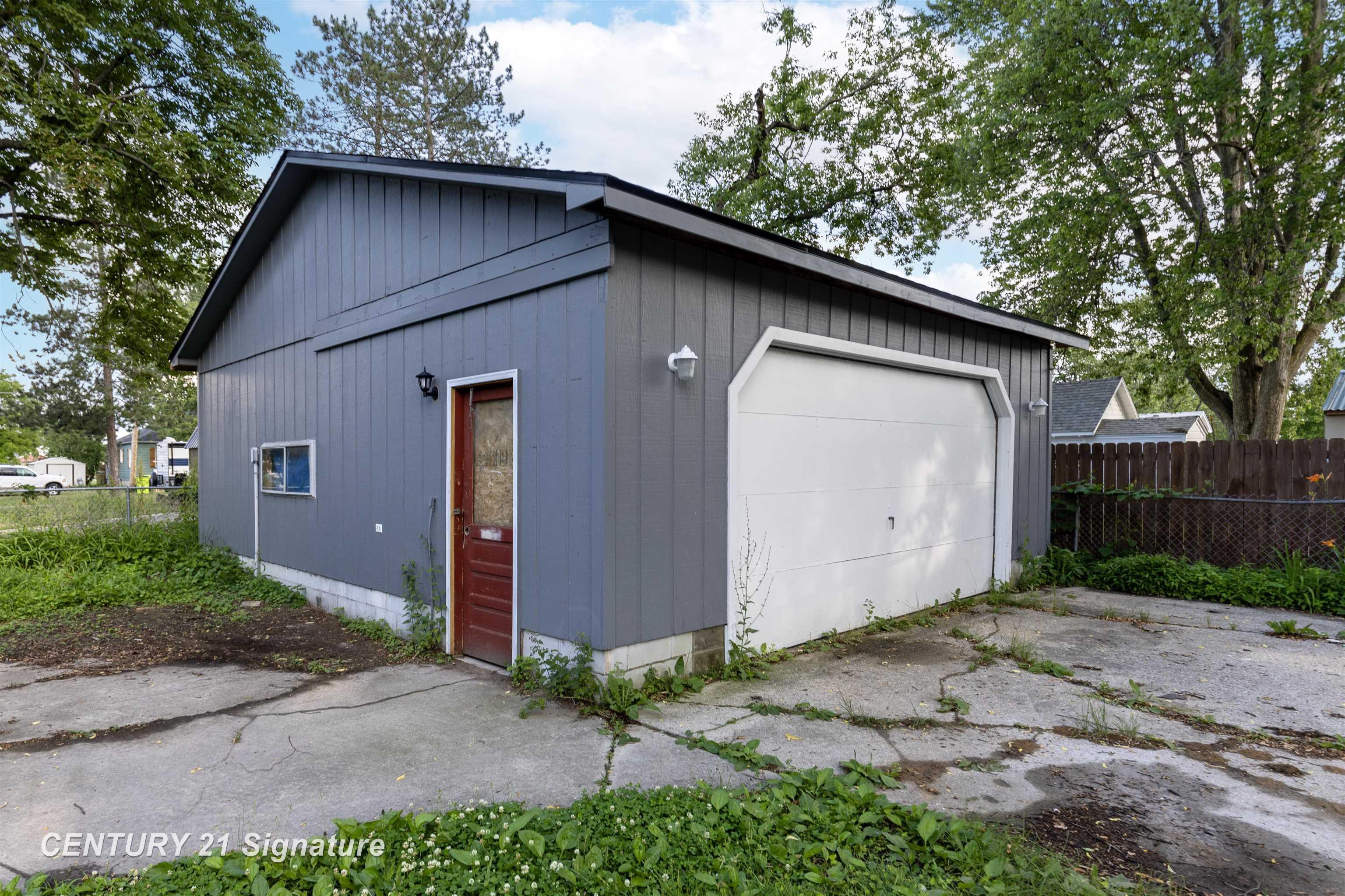 611 W 2nd Street Property Photo 36