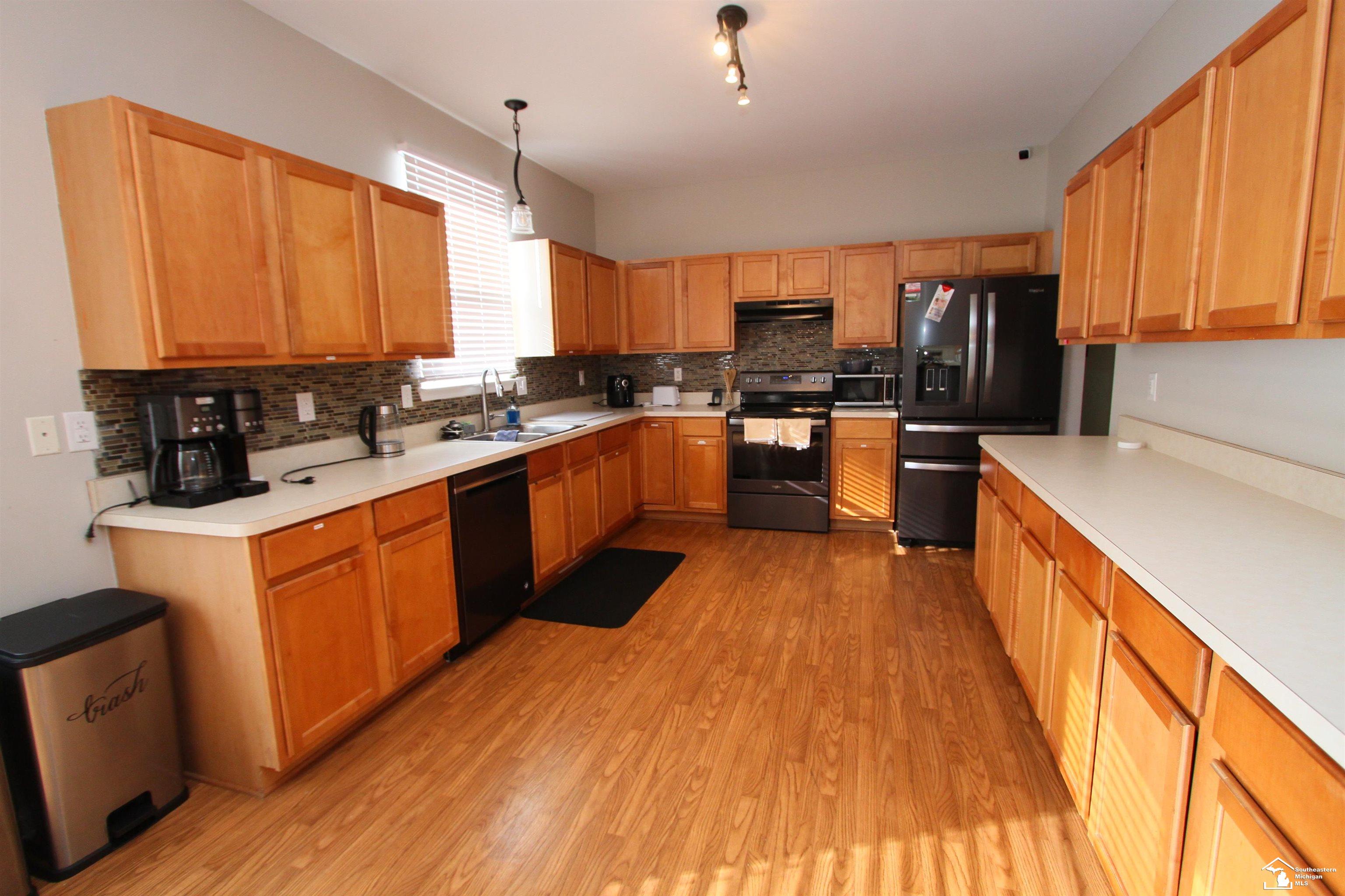 35773 Surrey Court Property Photo 14