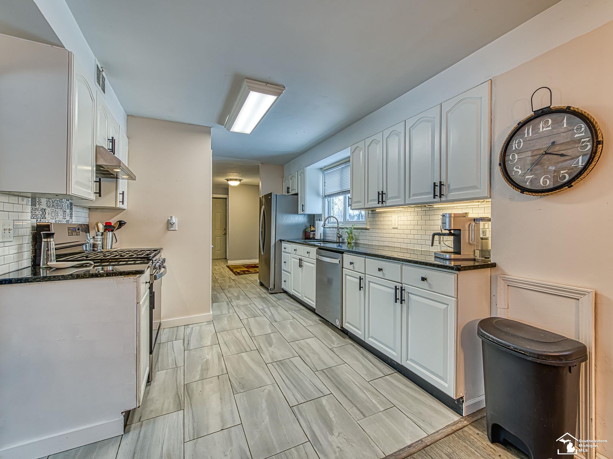 2525 Reinhardt Road Property Photo 7