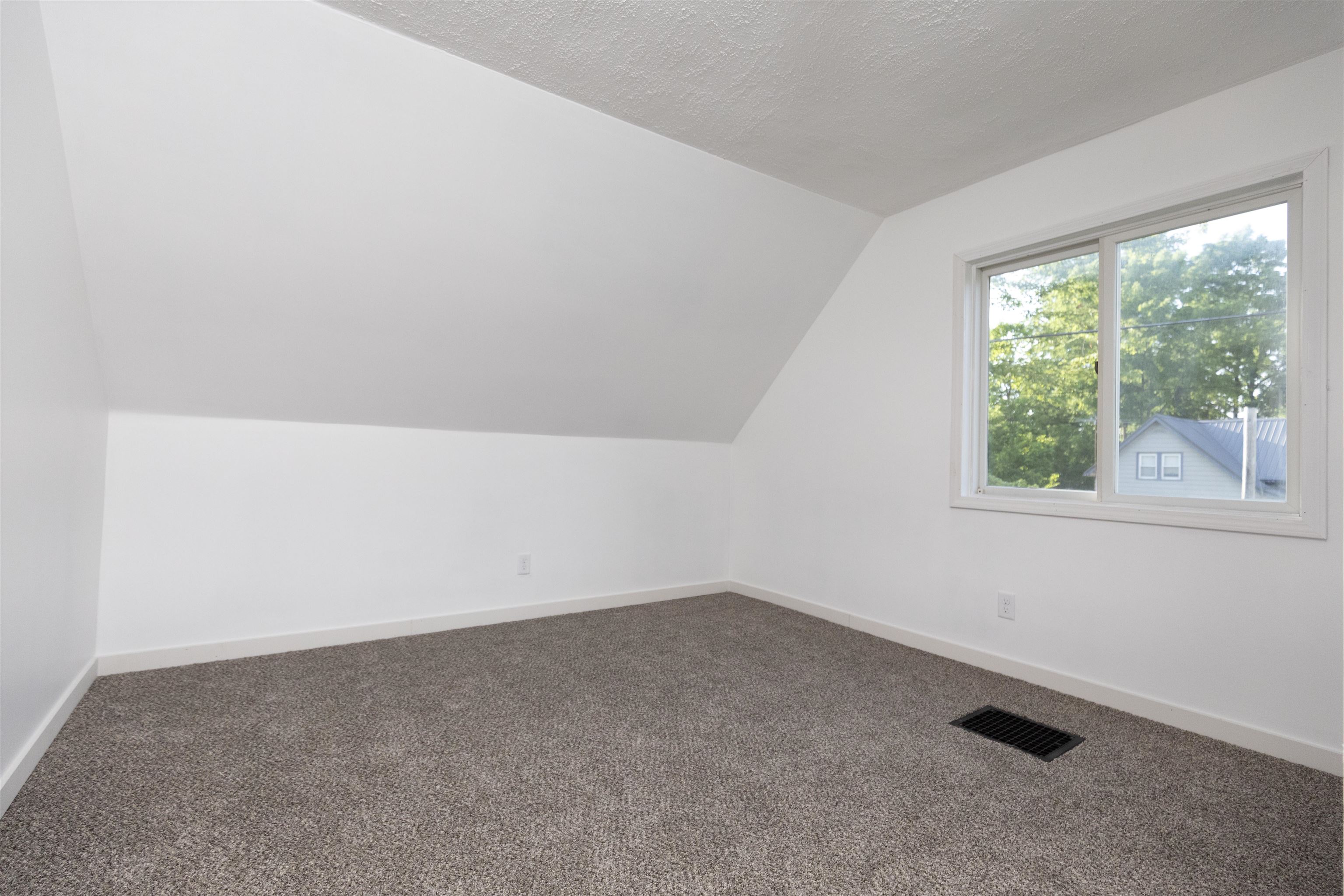 611 W 2nd Street Property Photo 27