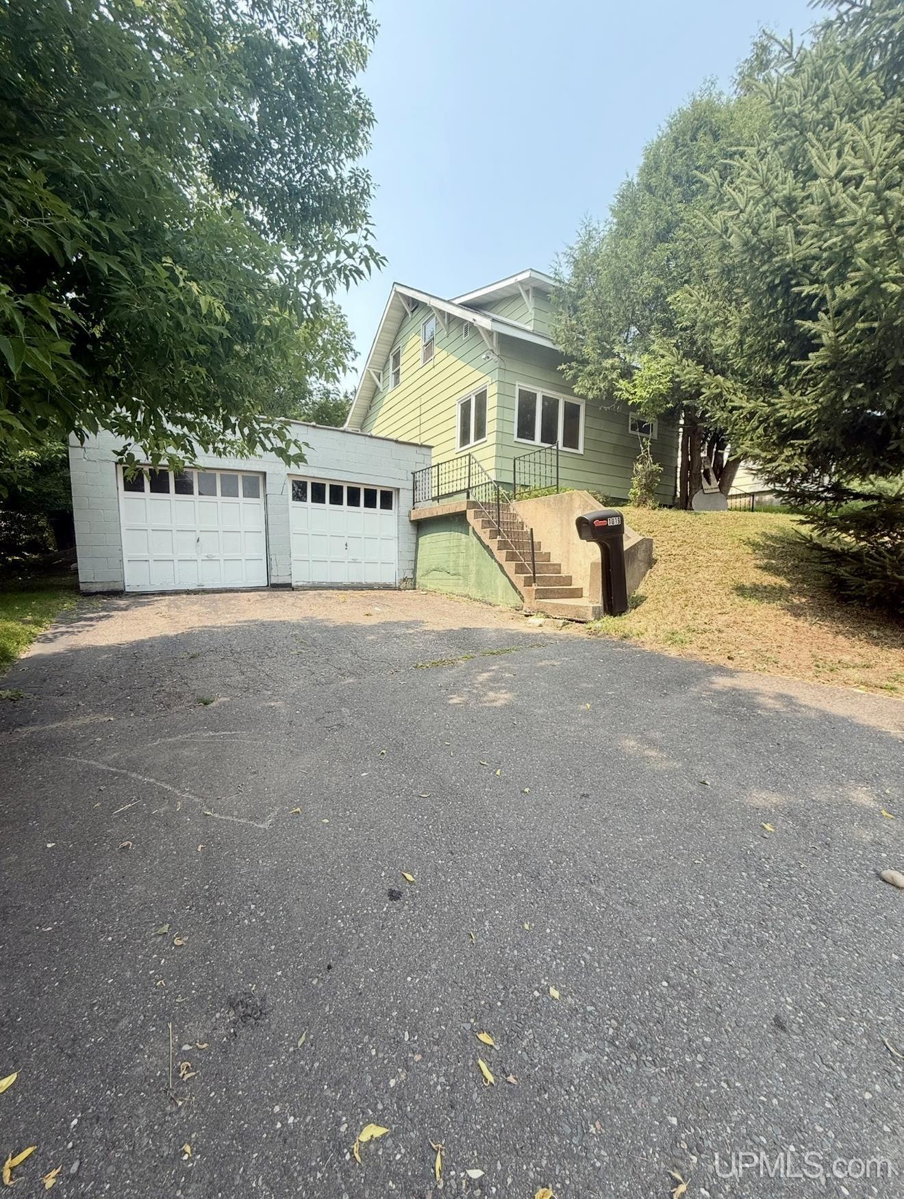 1019 N Eighth Avenue Property Photo 1