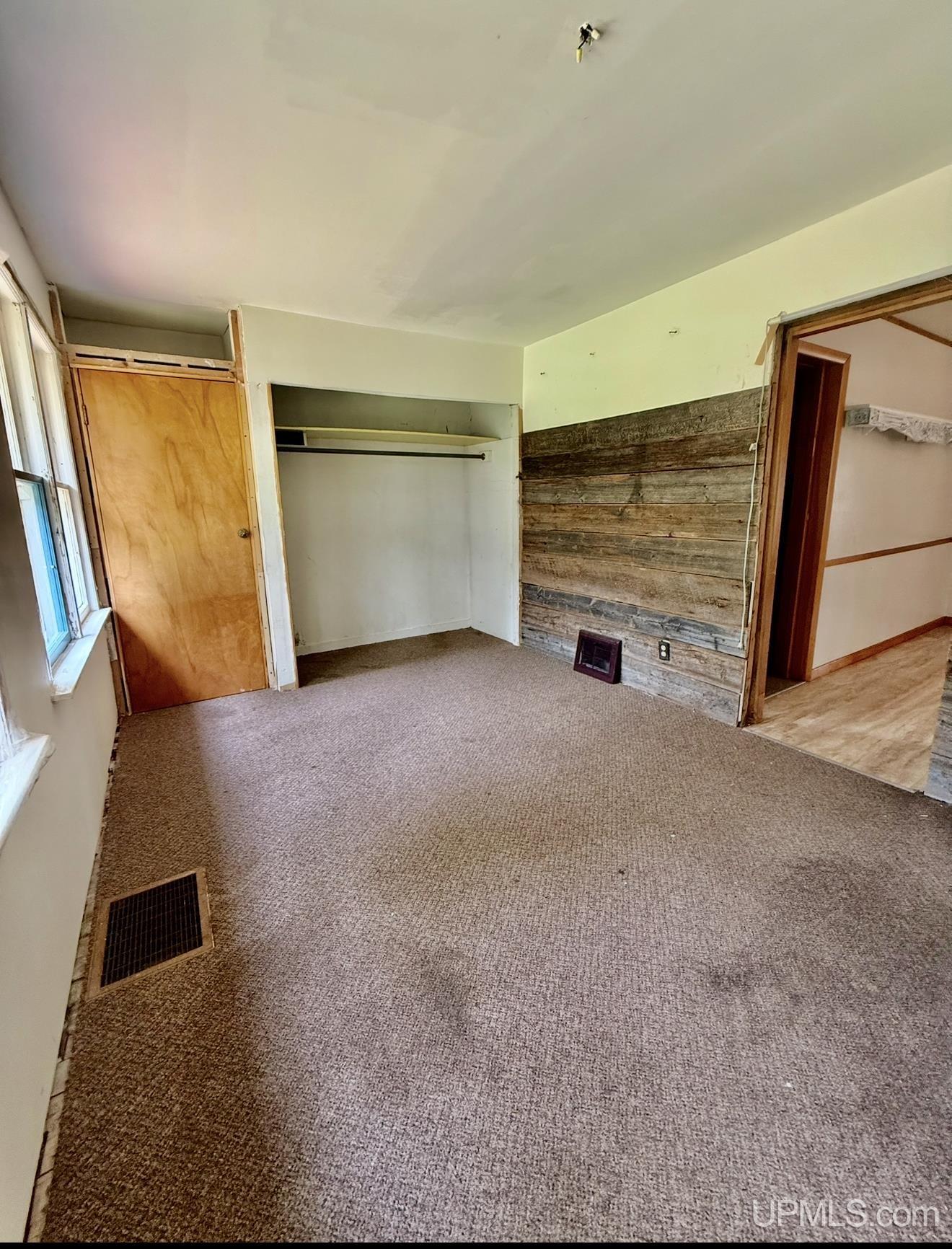 1019 N Eighth Avenue Property Photo 7
