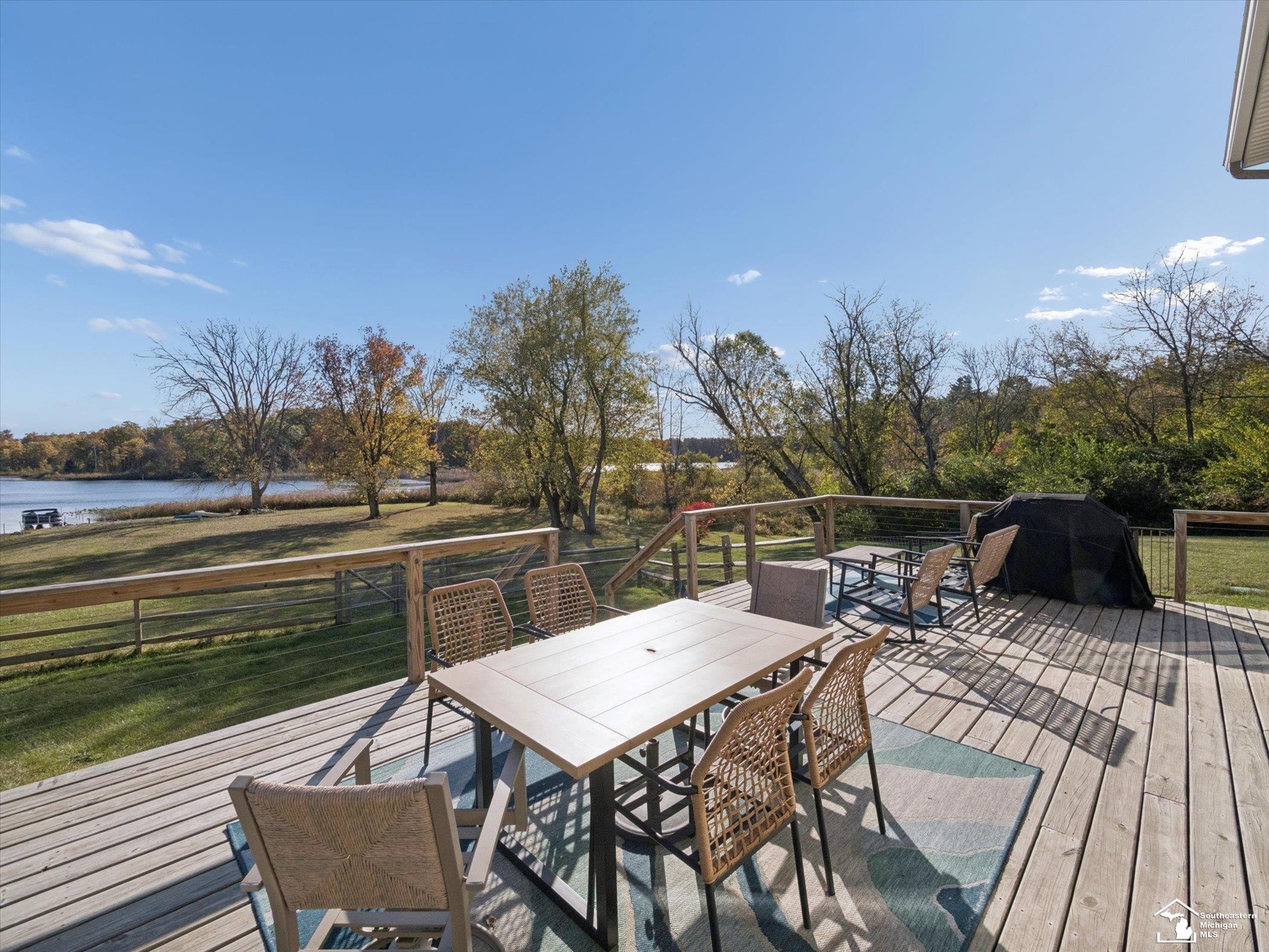 7302 N Lakeview Drive Property Photo 2