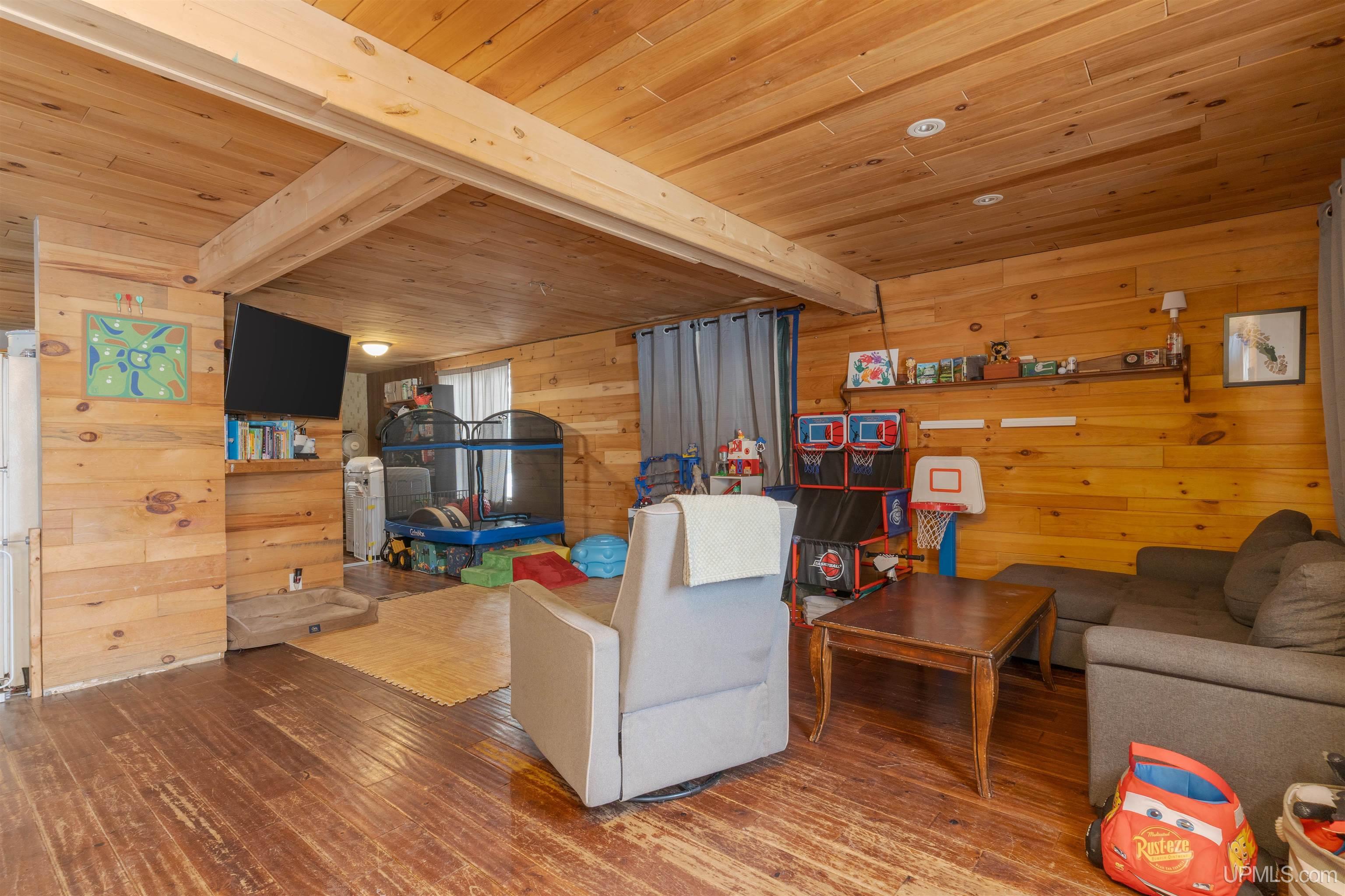 424 Diamond Street Property Photo 2