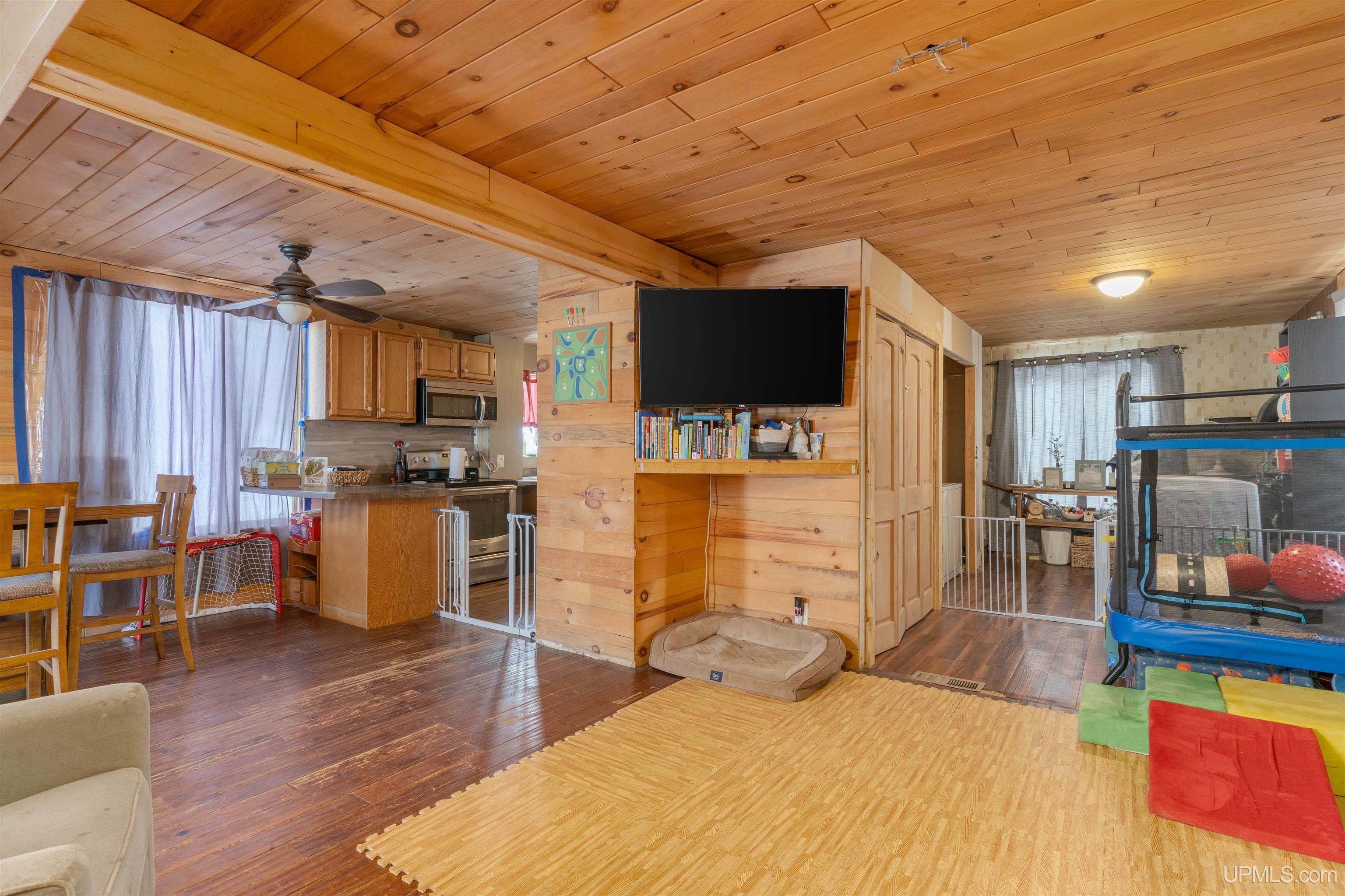 424 Diamond Street Property Photo 4