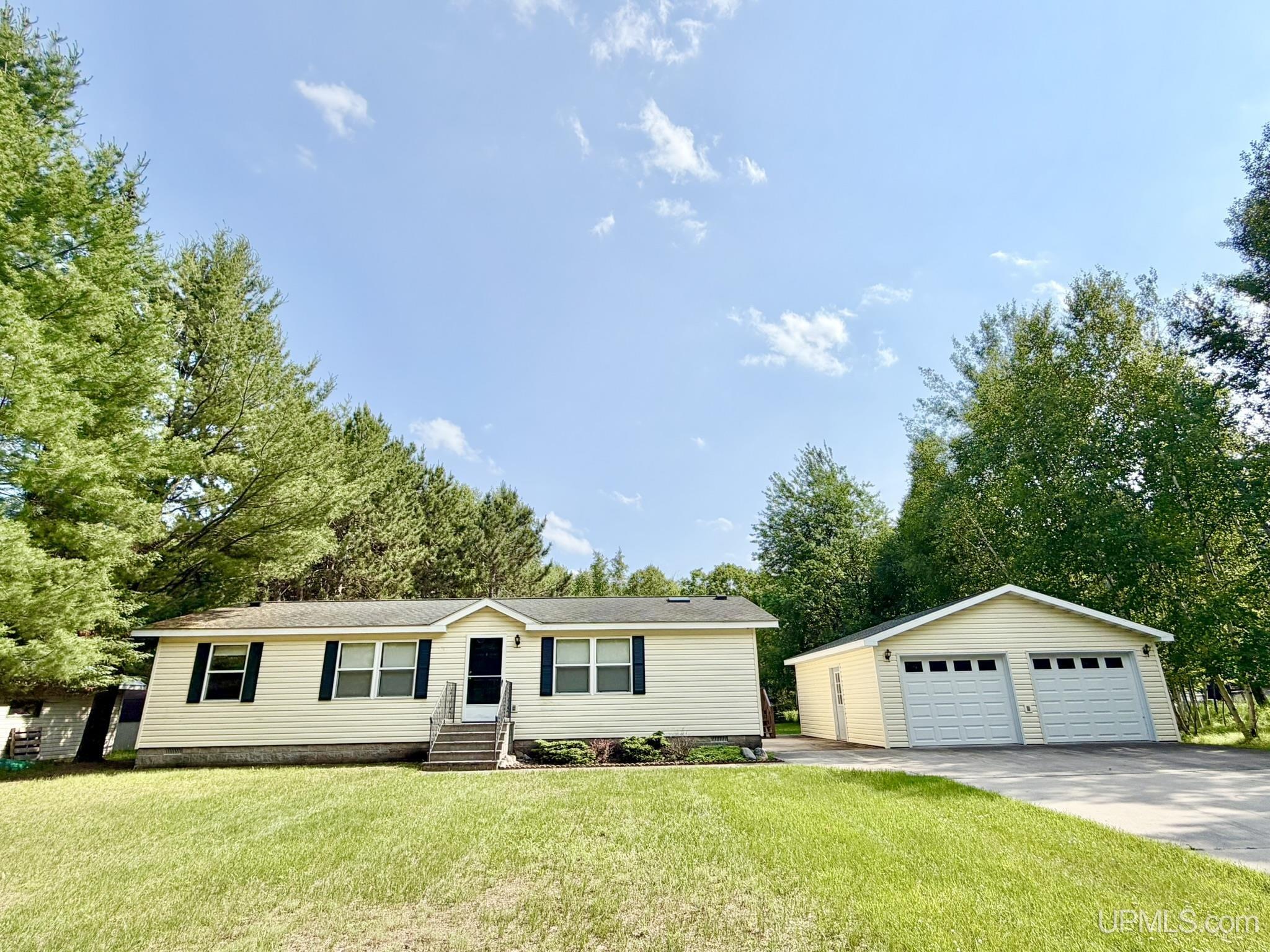 933 E Hoadley Street Property Photo 1