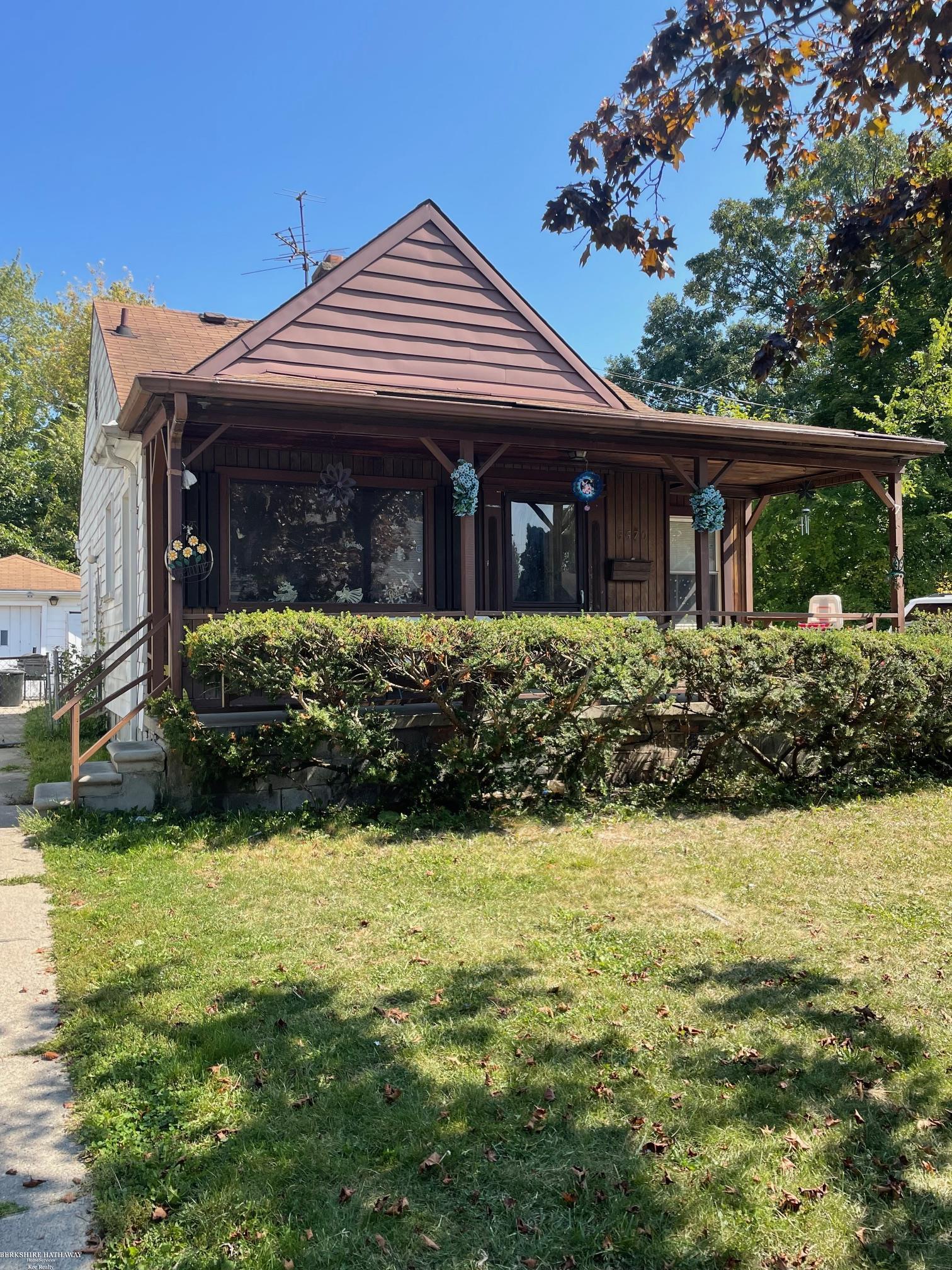 5570 Farmbrook Street Property Photo 2