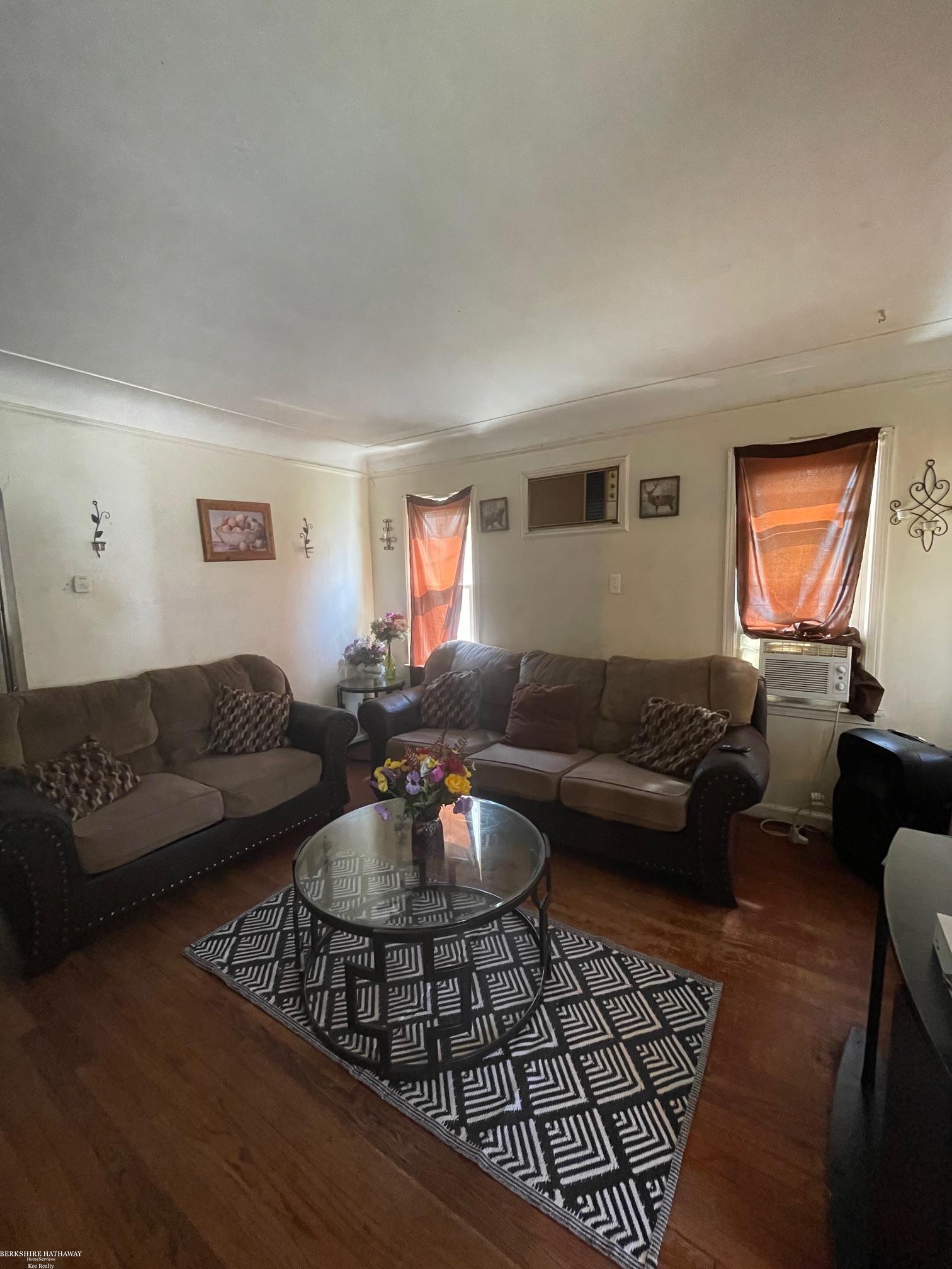 5570 Farmbrook Street Property Photo 4