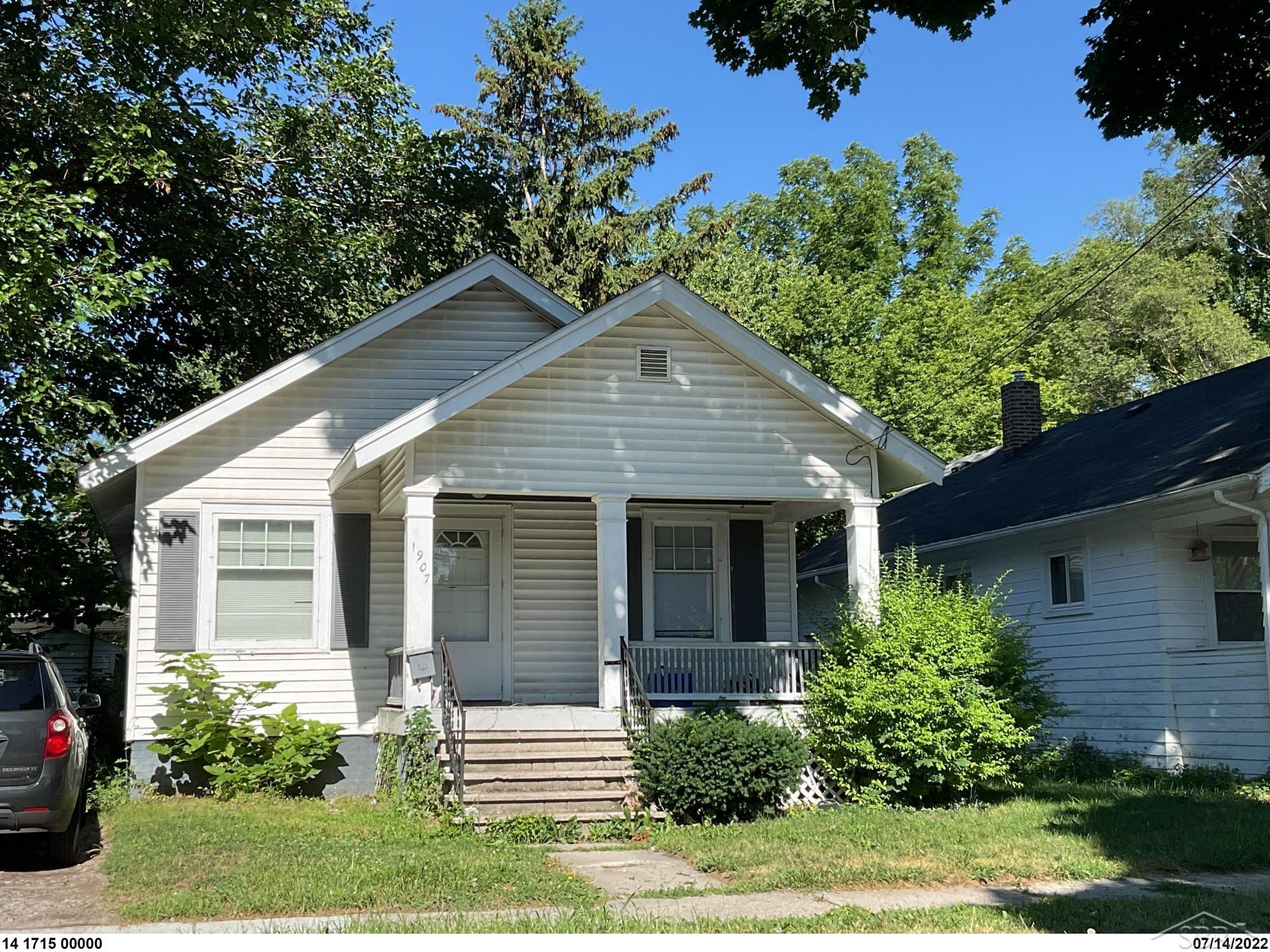 1907 N Clinton Street Property Photo 1