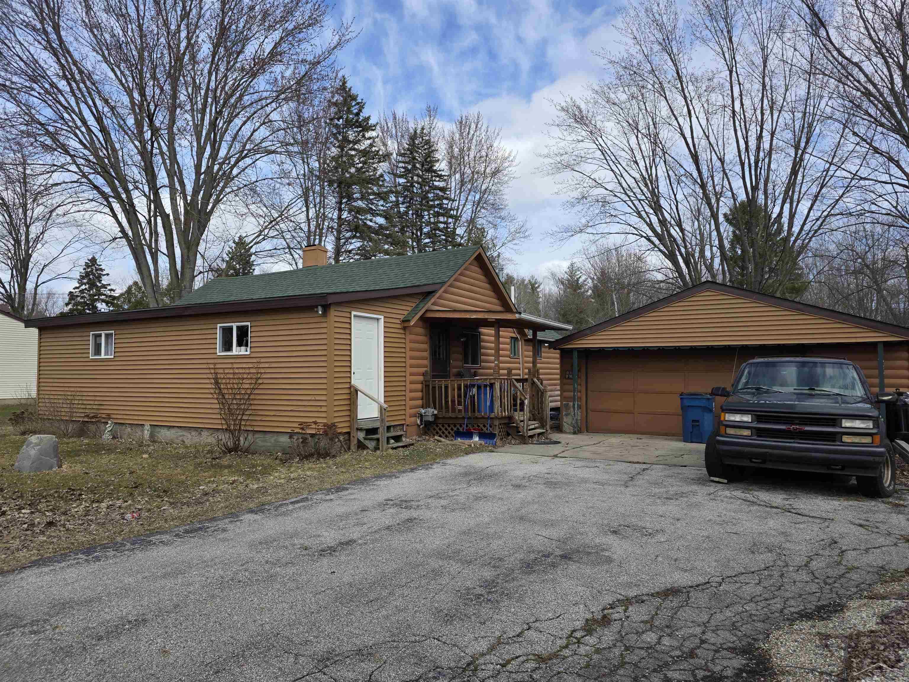 1711 S Poseyville Road Property Photo 2