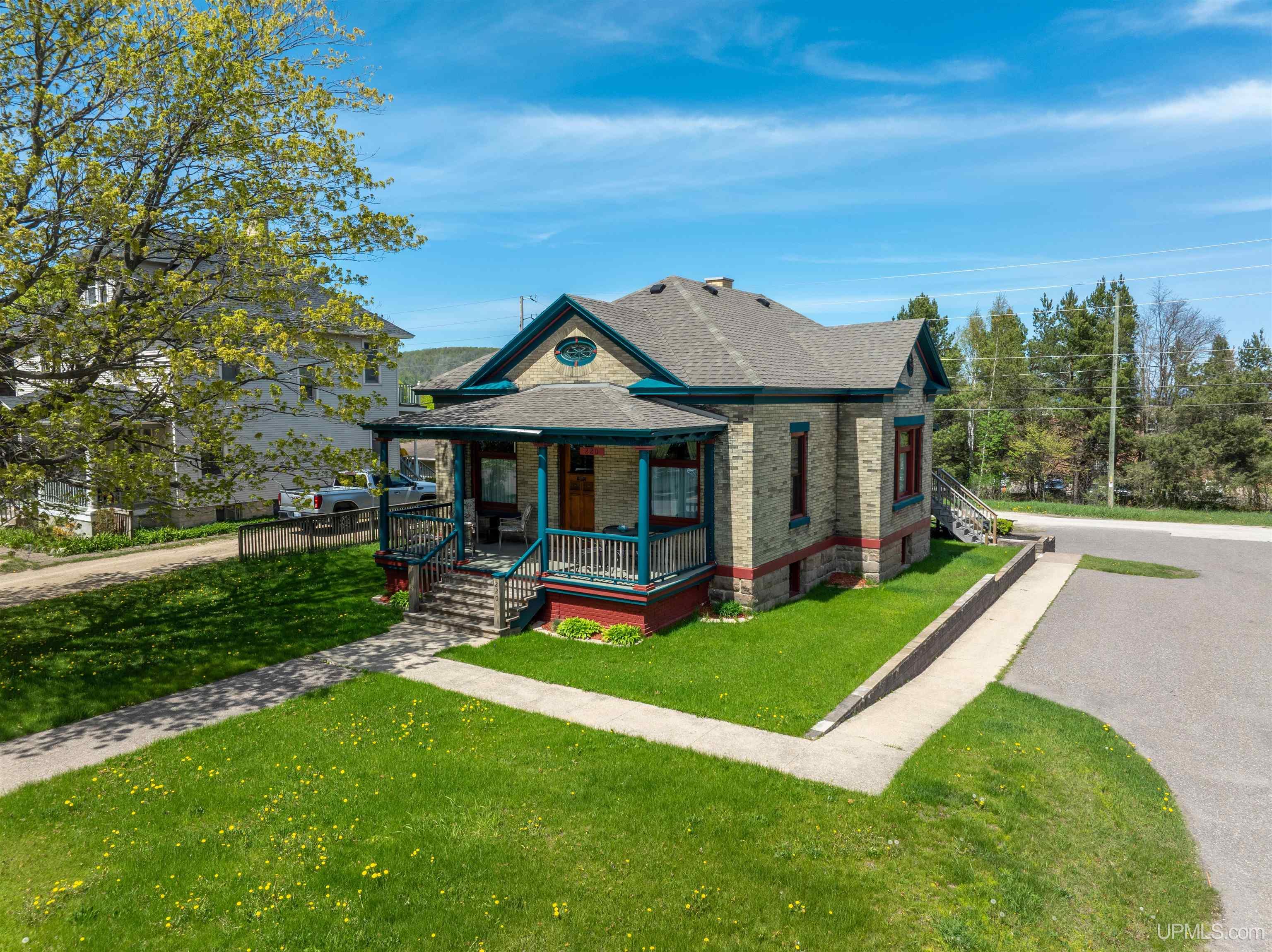 220 W Munising Avenue Property Photo 1