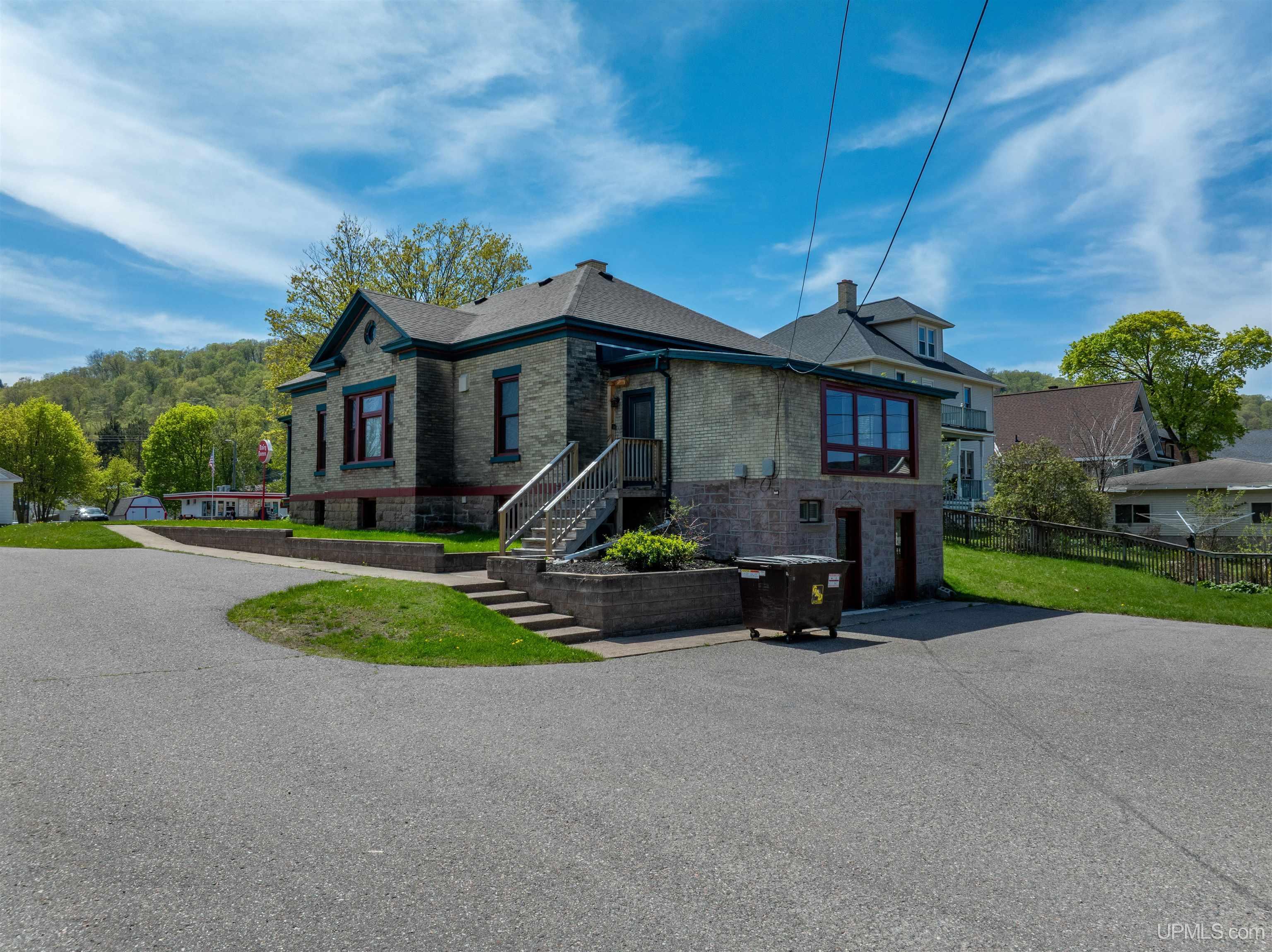 220 W Munising Avenue Property Photo 42
