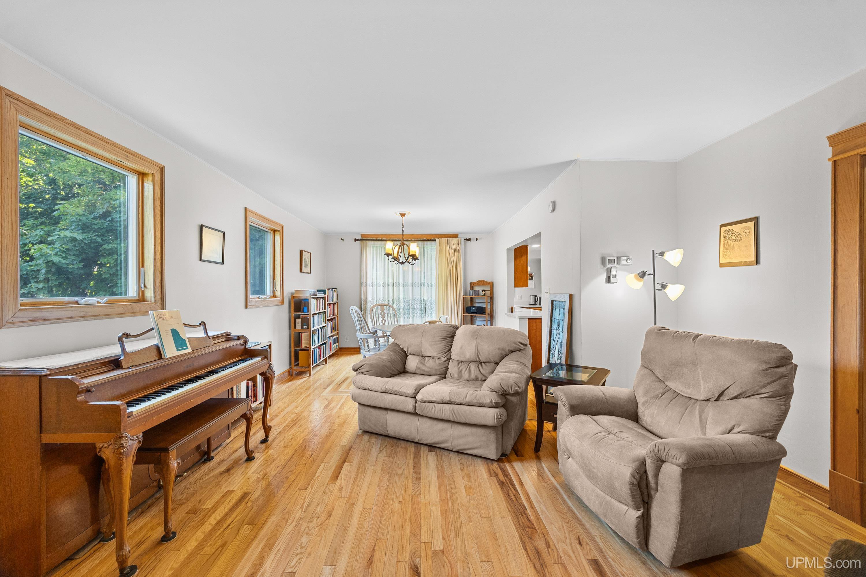 305 Emerald Street Property Photo 4