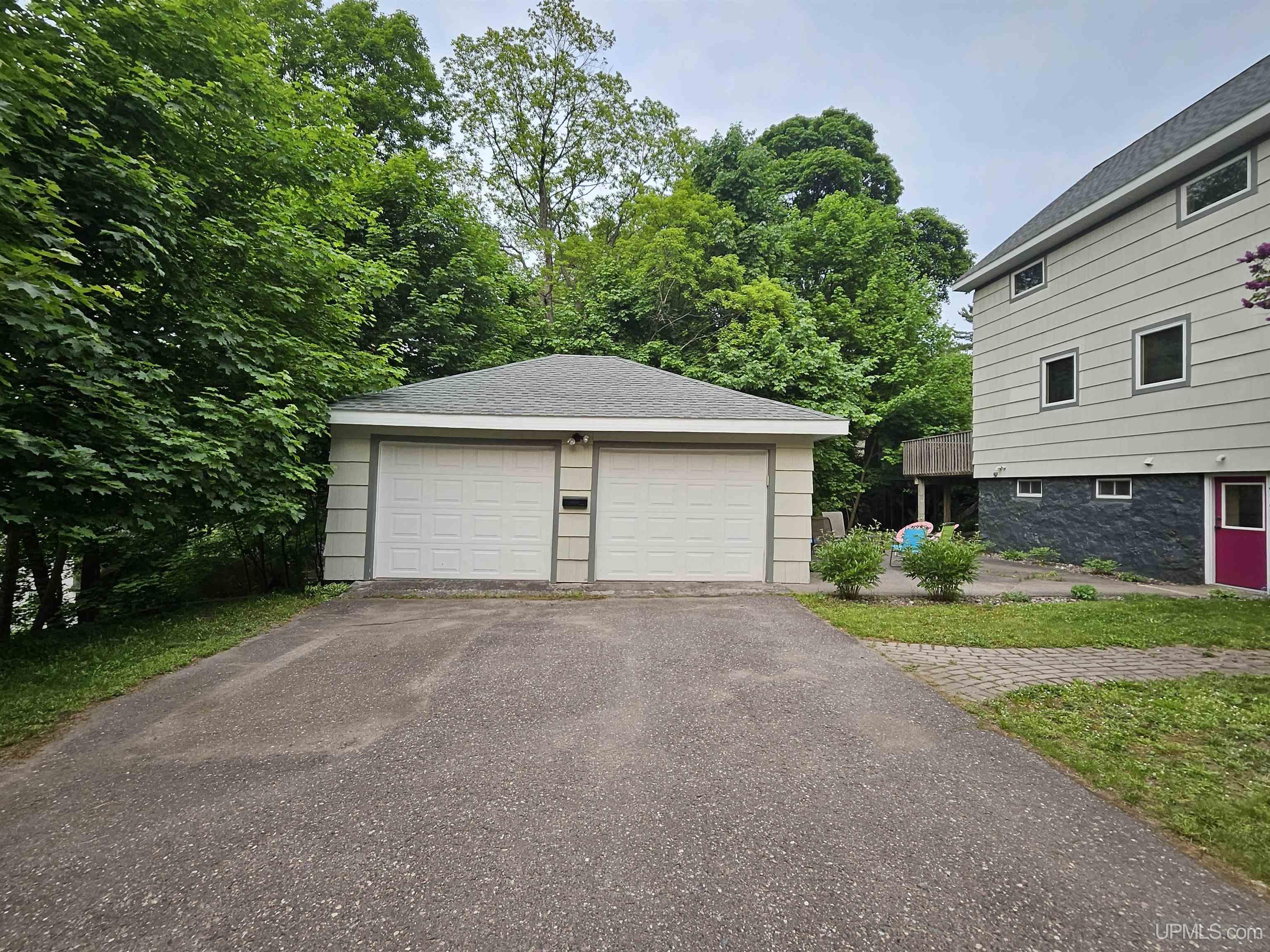305 Emerald Street Property Photo 35