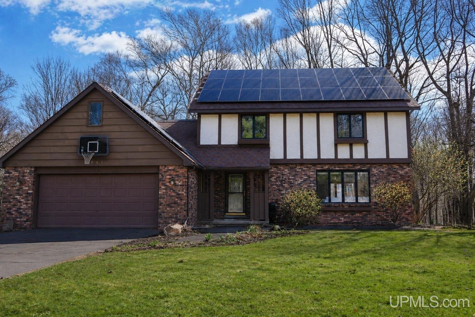 1041 Allouez Road Property Photo 1