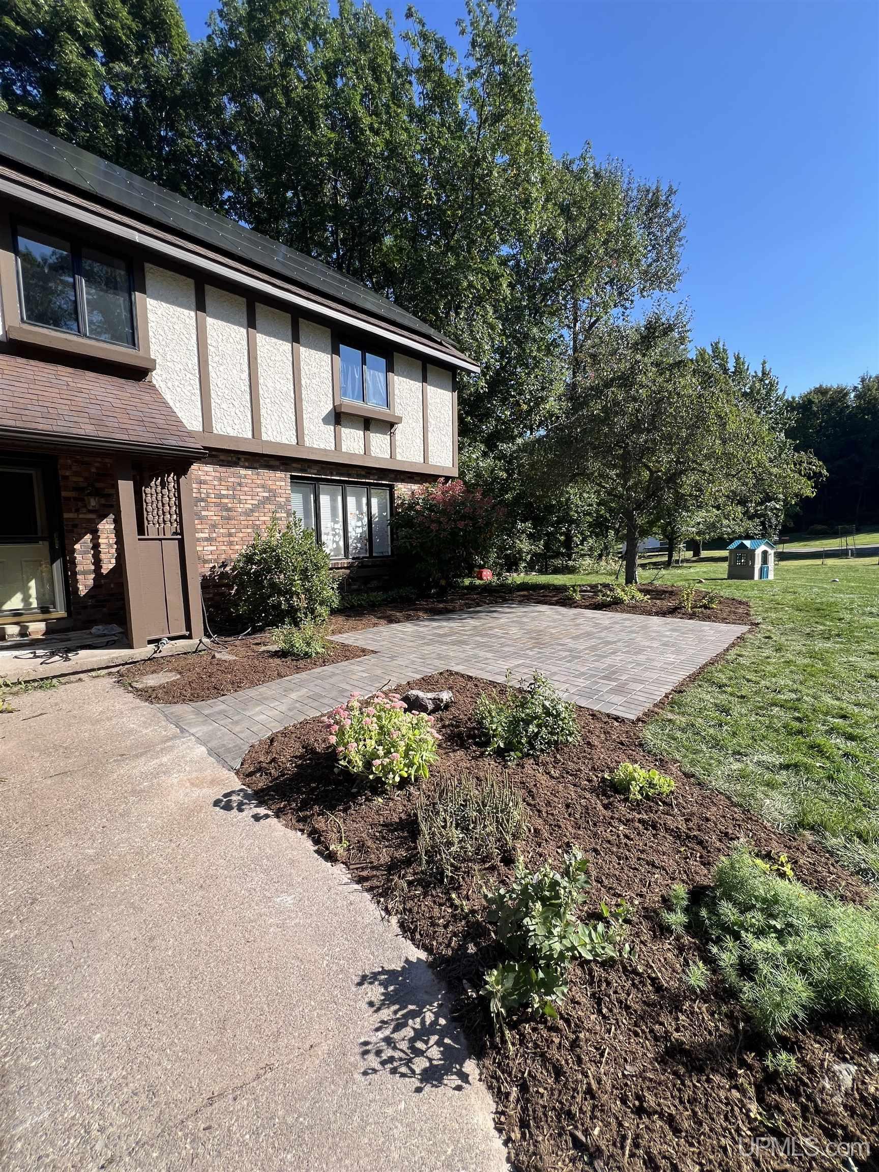 1041 Allouez Road Property Photo 2