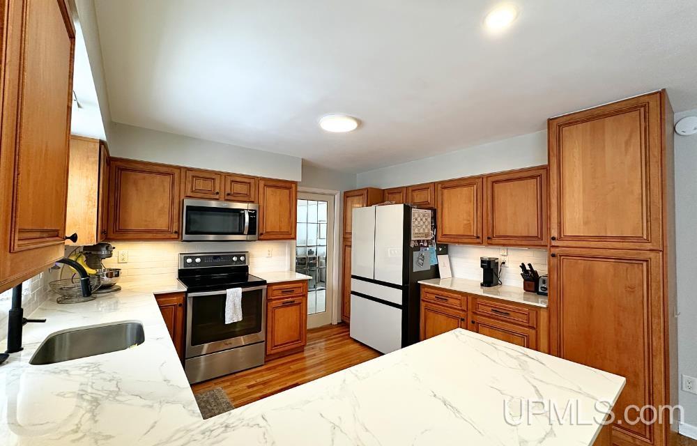 1041 Allouez Road Property Photo 9