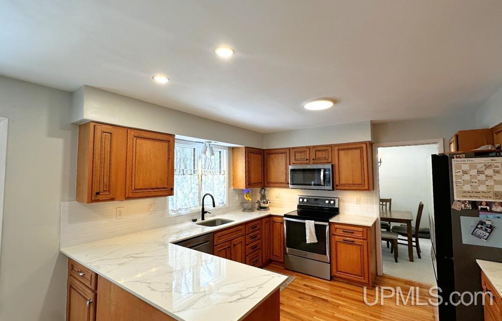 1041 Allouez Road Property Photo 10