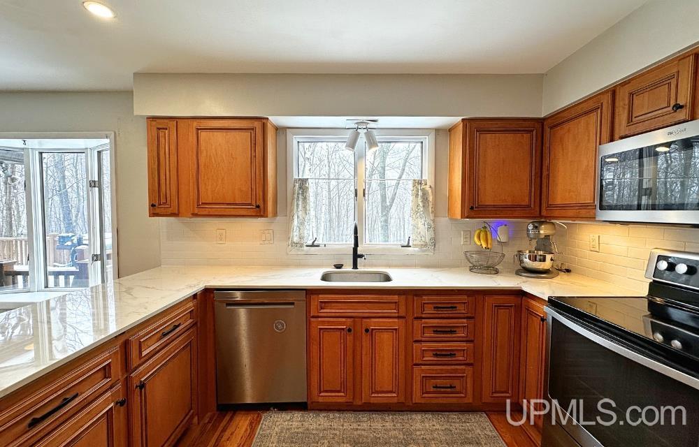 1041 Allouez Road Property Photo 14