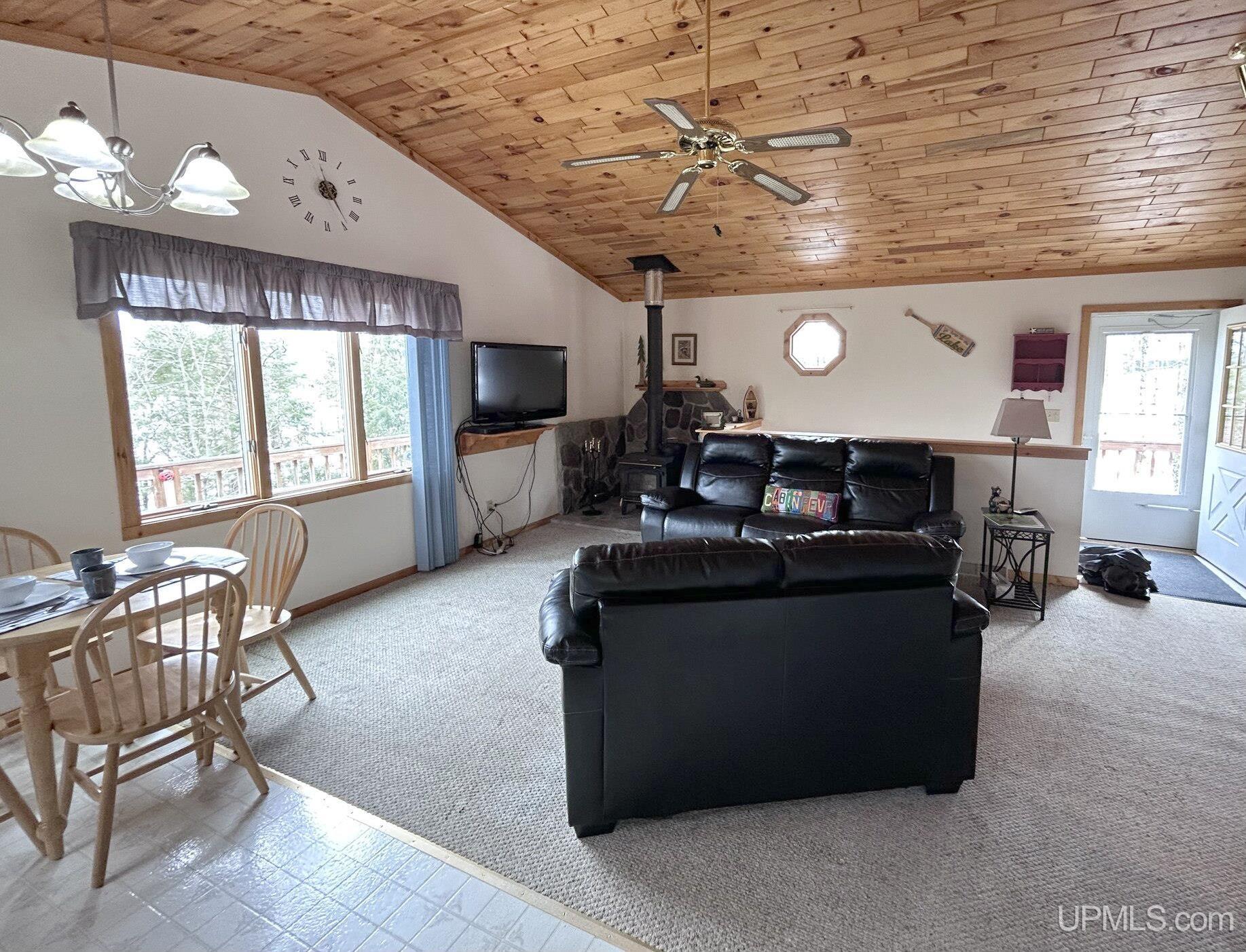 W16468 S Hilbert Road Property Photo 9
