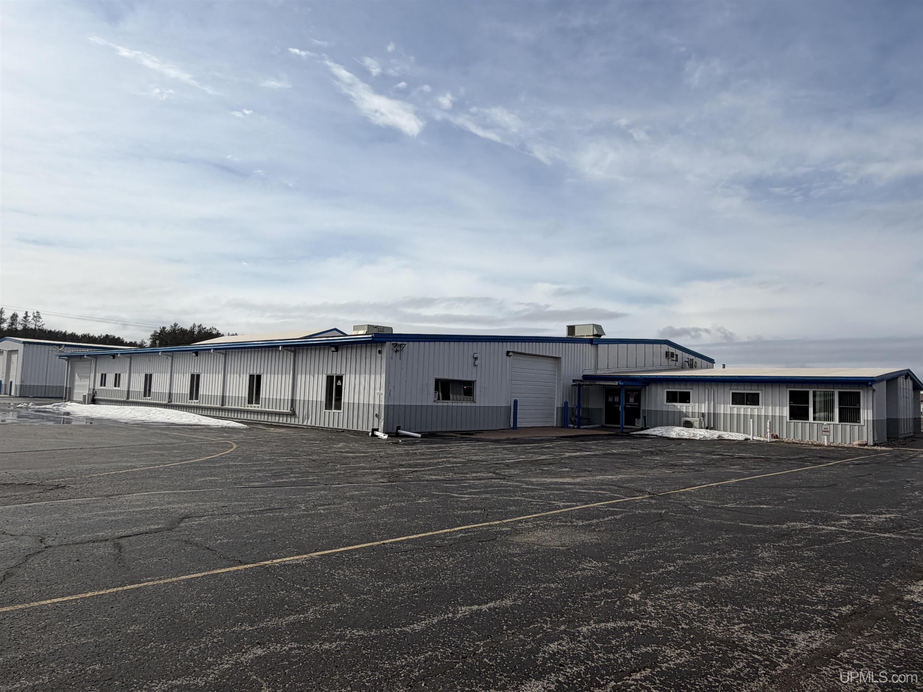 2905 N Lincoln US-2 Highway Property Photo 1