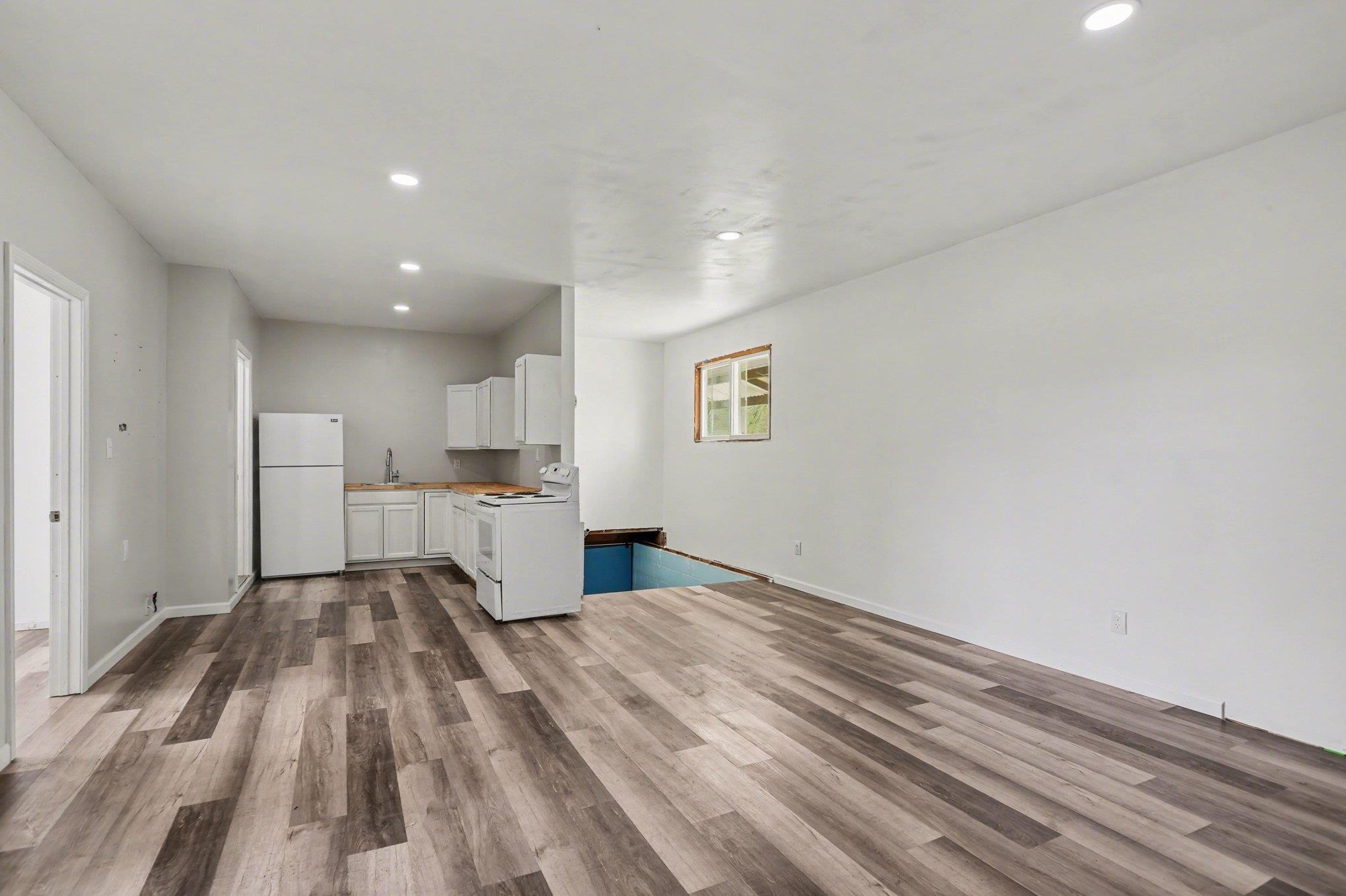 5454 N River Road Property Photo 4