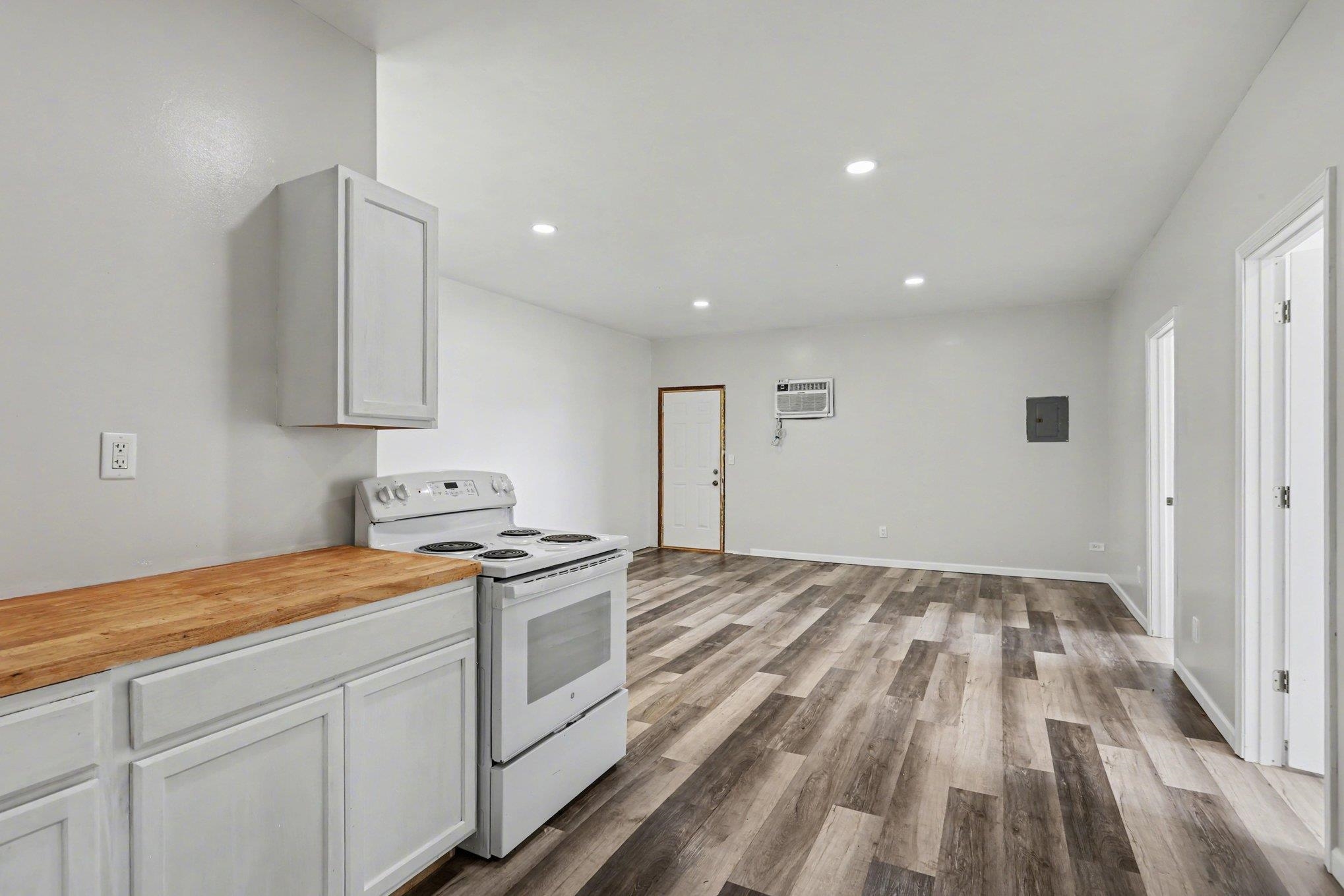 5454 N River Road Property Photo 5