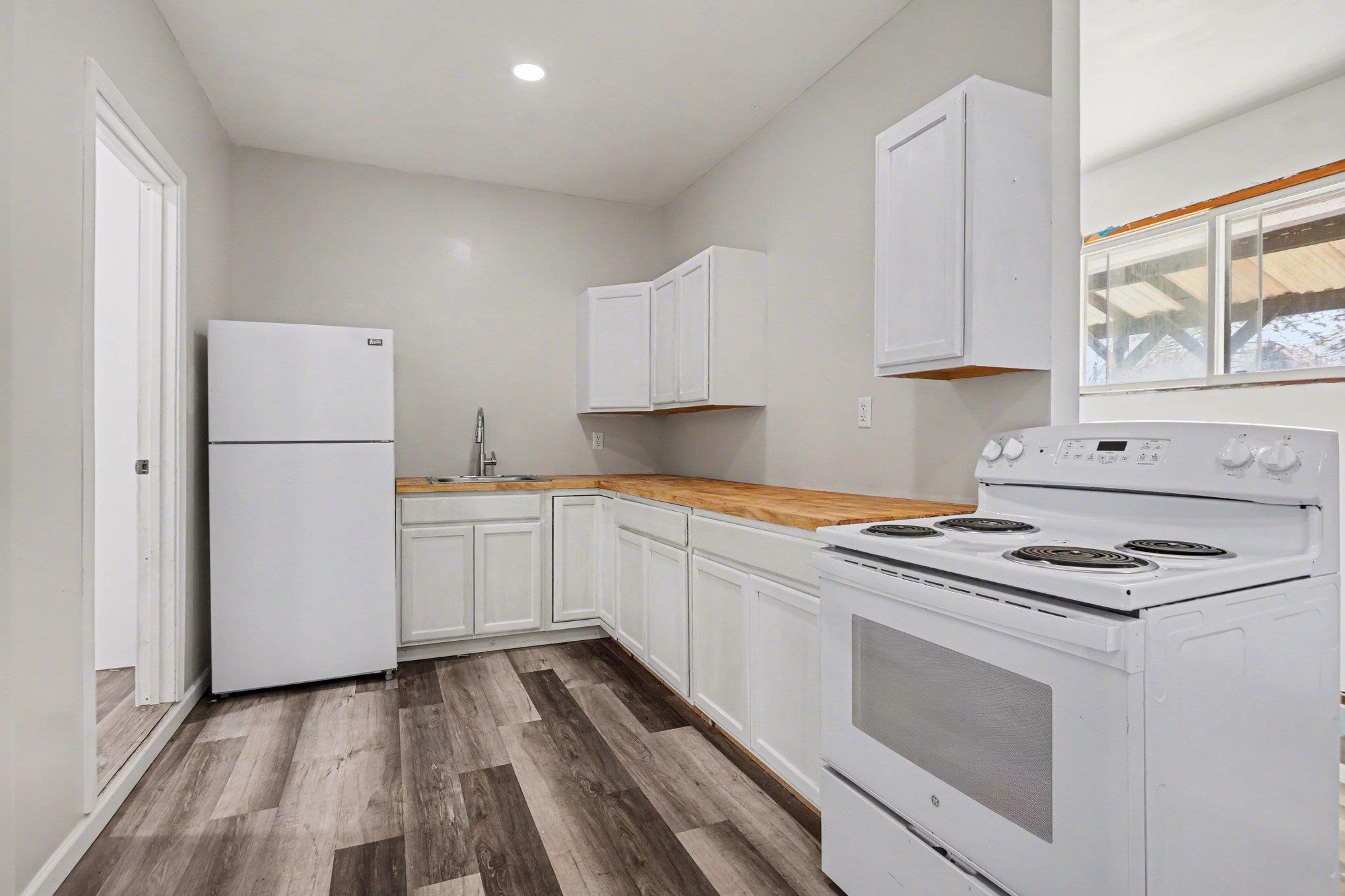 5454 N River Road Property Photo 6