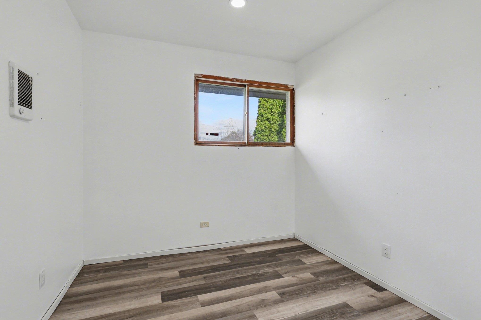 5454 N River Road Property Photo 9