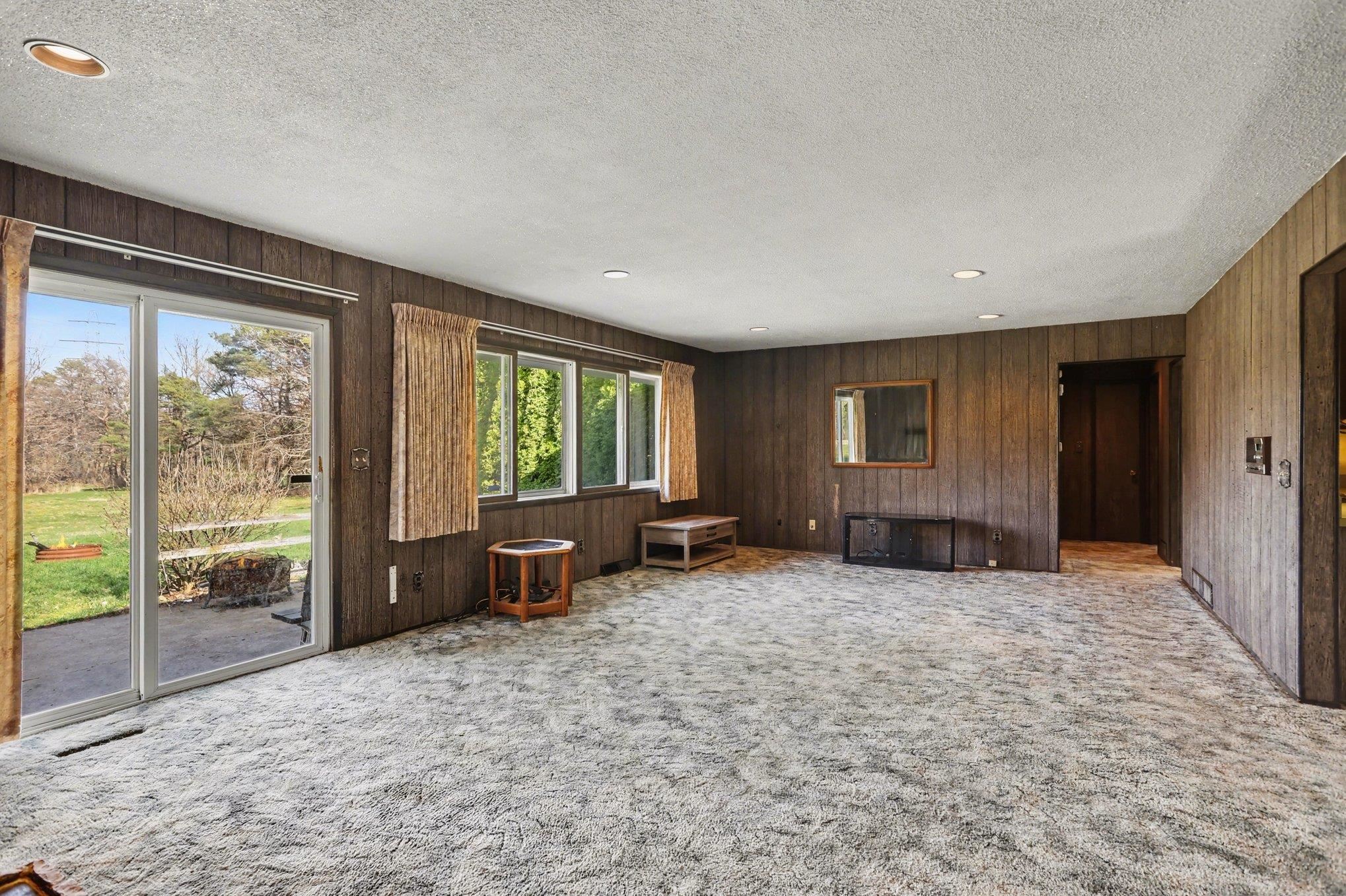 5454 N River Road Property Photo 10
