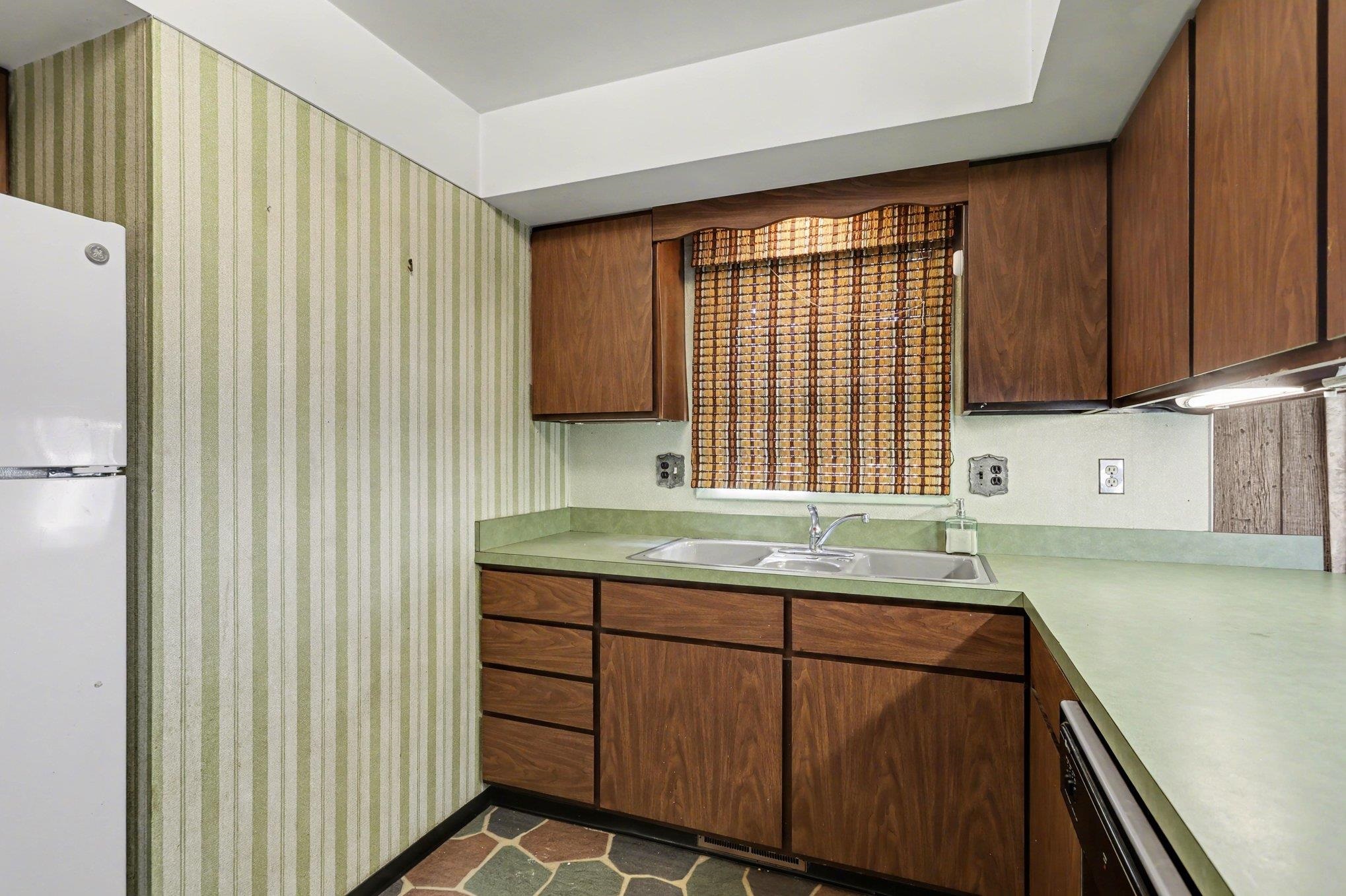 5454 N River Road Property Photo 13