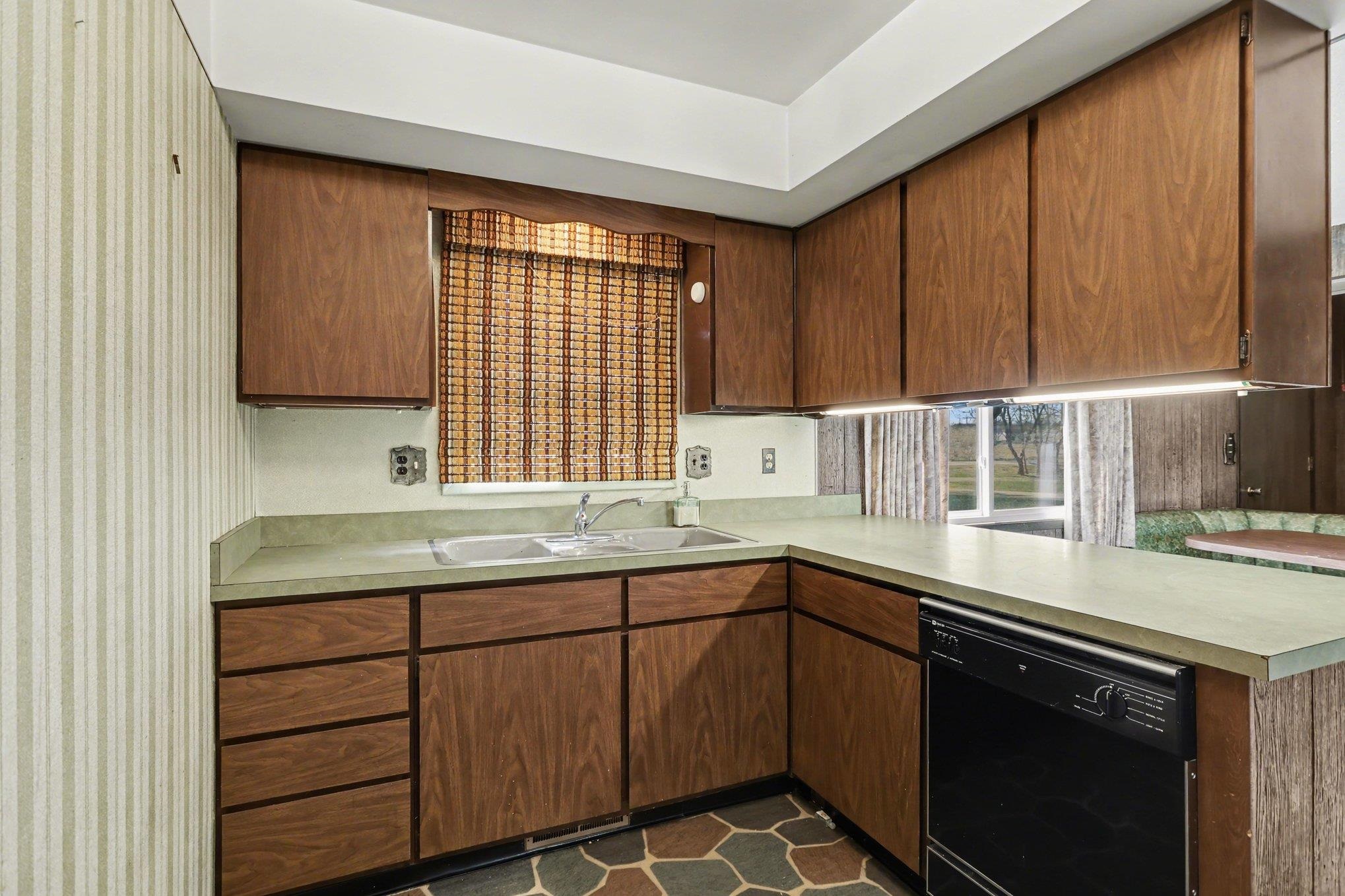 5454 N River Road Property Photo 14