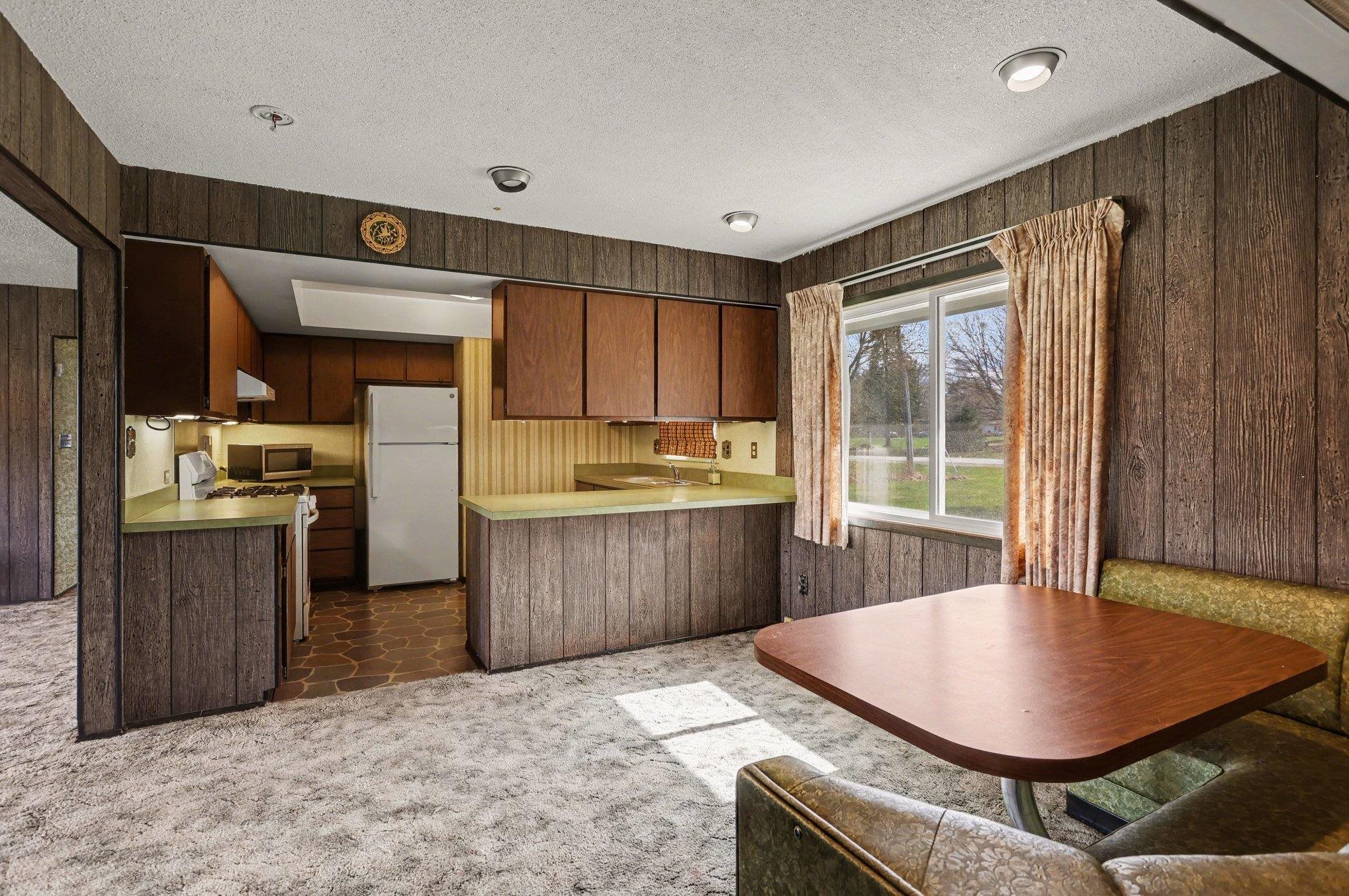 5454 N River Road Property Photo 16