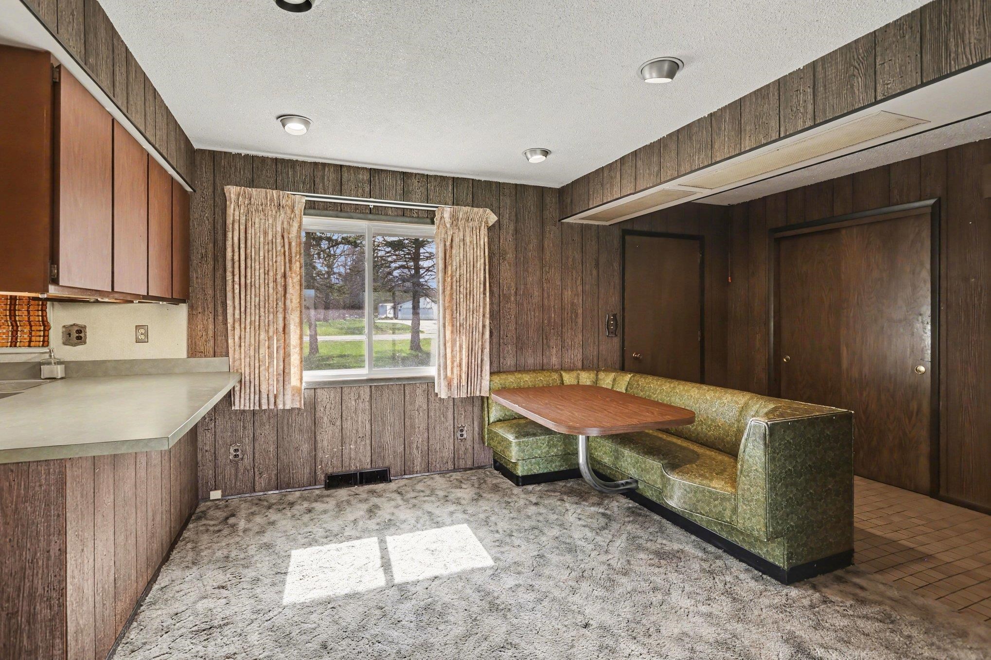 5454 N River Road Property Photo 17
